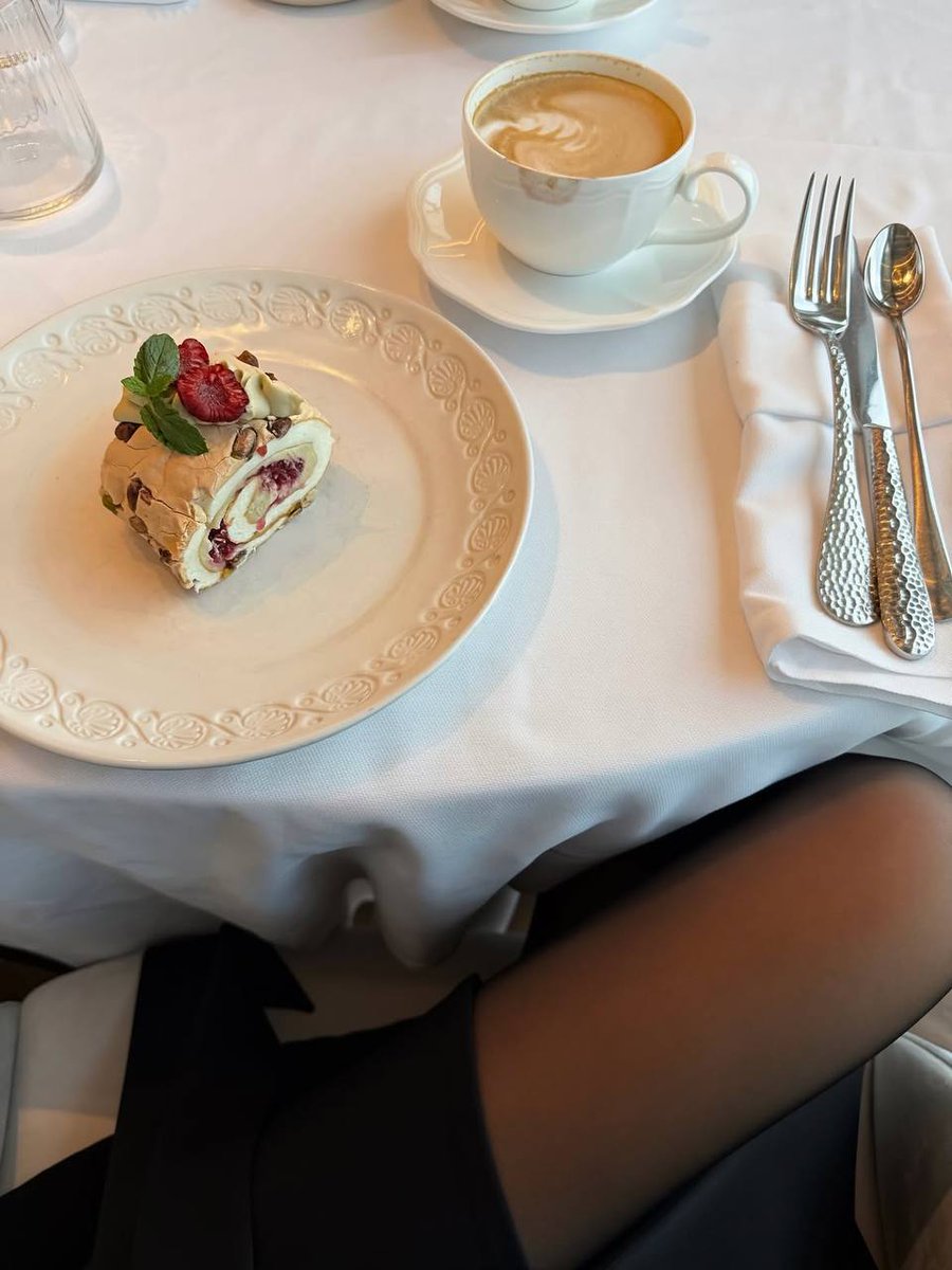 katie112113's tweet photo. Life is short, eat the dessert first😄 https://t.co/5aNfZNc886