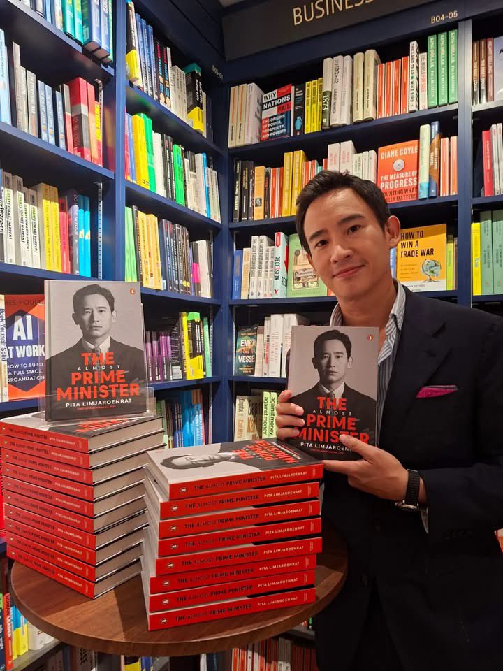 JakkritTomTom's tweet photo. ฉบับภาษาอังกฤษคลอดแล้วครับ :) #TheAlmostPM https://t.co/dh9I9BBXjE