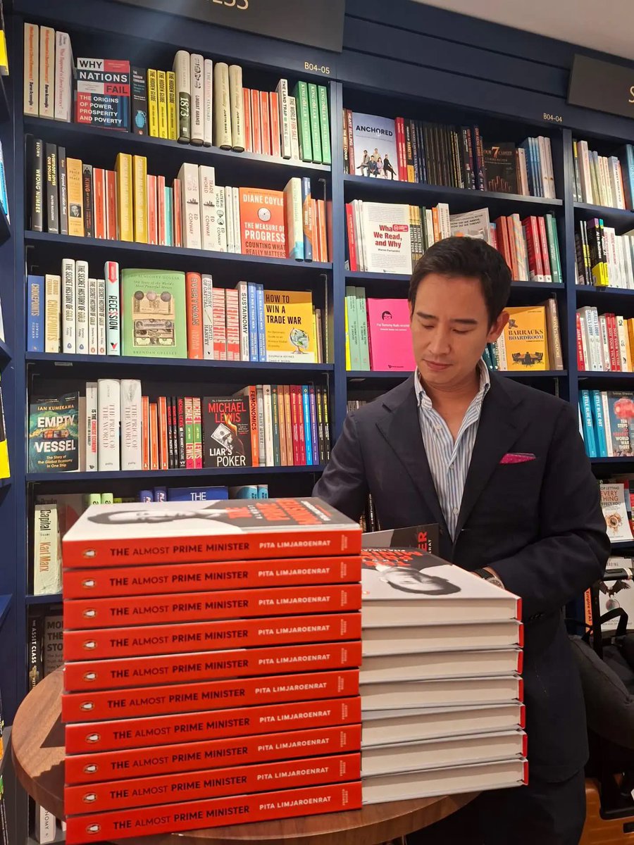 JakkritTomTom's tweet photo. ฉบับภาษาอังกฤษคลอดแล้วครับ :) #TheAlmostPM https://t.co/dh9I9BBXjE