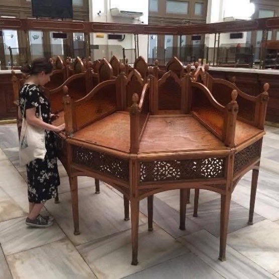 gagahaberyeni's tweet photo. Sirkeci Büyük Postane’deki vintage masanın çalınması sonrası yerine tercih edilen masa. https://t.co/SeKoKv1gvt