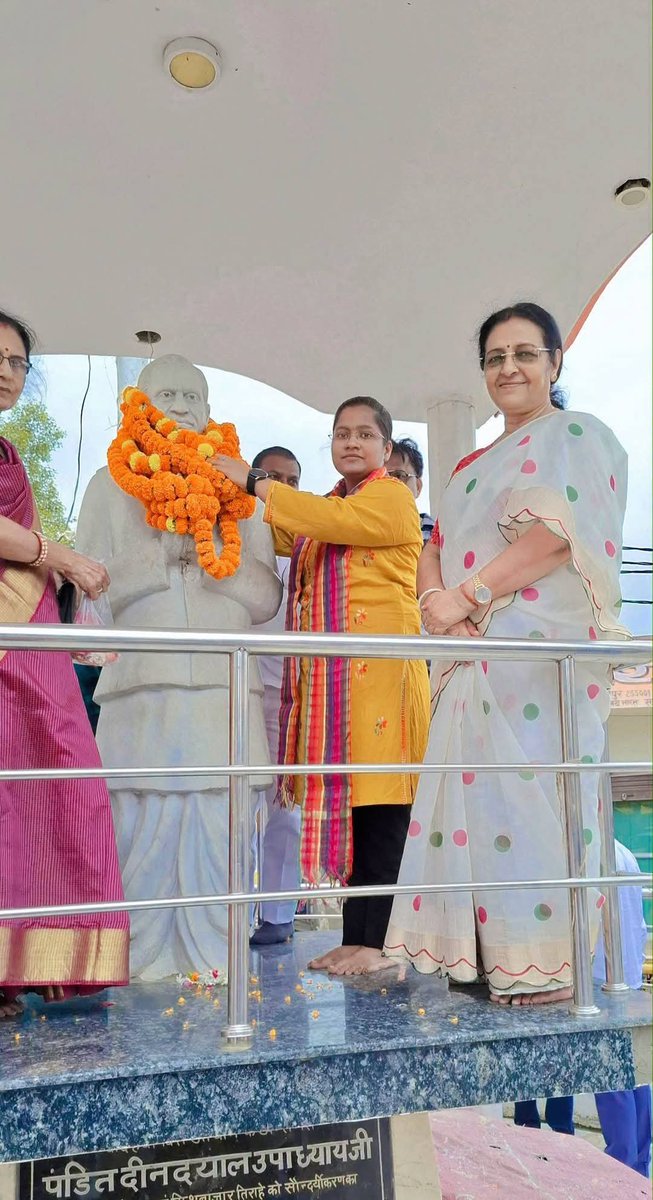 BJPMM4UP's tweet photo. आज प्रदेश अध्यक्ष आ. श्रीमती @BjpSaroj9 जी ने अपने गृह जनपद गाजीपुर में श्रद्धेय पंडित दीनदयाल उपाध्याय जी की जयंती पर मिश्रबाजार स्थित उनकी प्रतिमा पर श्रद्धासुमन अर्पित कर नमन किया।

उनके एकात्म मानववाद एवं अंत्योदय के विचार आज भी समाज को नई दिशा देने के लिए प्रेरित करते हैं। https://t.co/ucr9LnLPNF