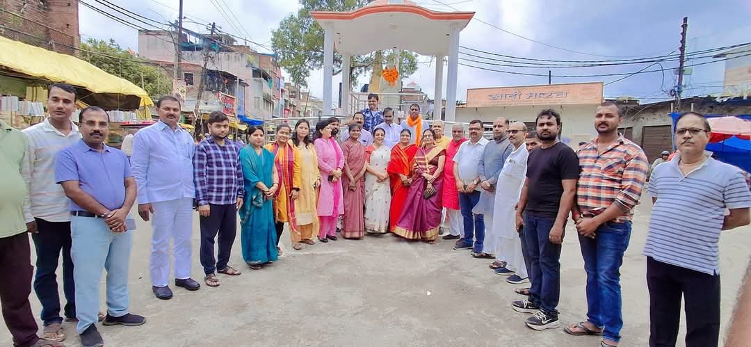 BJPMM4UP's tweet photo. आज प्रदेश अध्यक्ष आ. श्रीमती @BjpSaroj9 जी ने अपने गृह जनपद गाजीपुर में श्रद्धेय पंडित दीनदयाल उपाध्याय जी की जयंती पर मिश्रबाजार स्थित उनकी प्रतिमा पर श्रद्धासुमन अर्पित कर नमन किया।

उनके एकात्म मानववाद एवं अंत्योदय के विचार आज भी समाज को नई दिशा देने के लिए प्रेरित करते हैं। https://t.co/ucr9LnLPNF