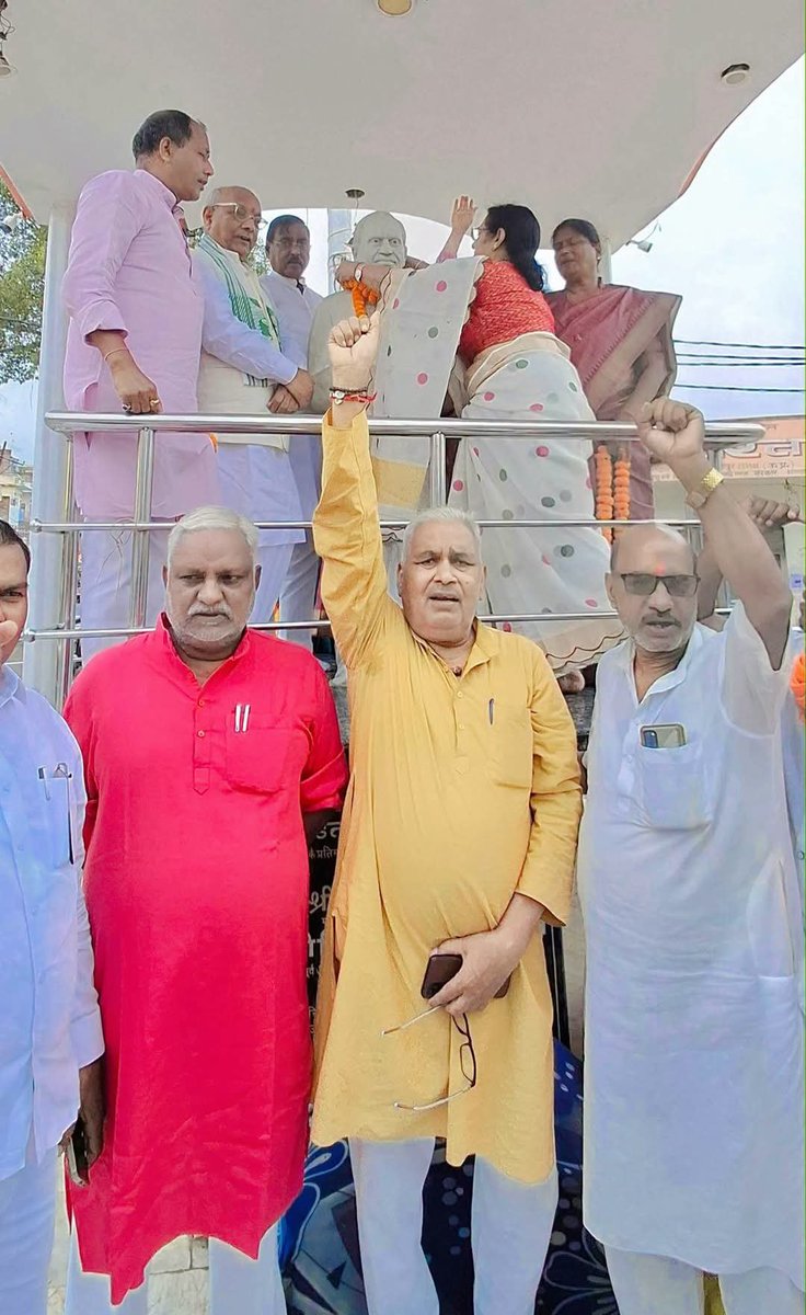 BJPMM4UP's tweet photo. आज प्रदेश अध्यक्ष आ. श्रीमती @BjpSaroj9 जी ने अपने गृह जनपद गाजीपुर में श्रद्धेय पंडित दीनदयाल उपाध्याय जी की जयंती पर मिश्रबाजार स्थित उनकी प्रतिमा पर श्रद्धासुमन अर्पित कर नमन किया।

उनके एकात्म मानववाद एवं अंत्योदय के विचार आज भी समाज को नई दिशा देने के लिए प्रेरित करते हैं। https://t.co/ucr9LnLPNF