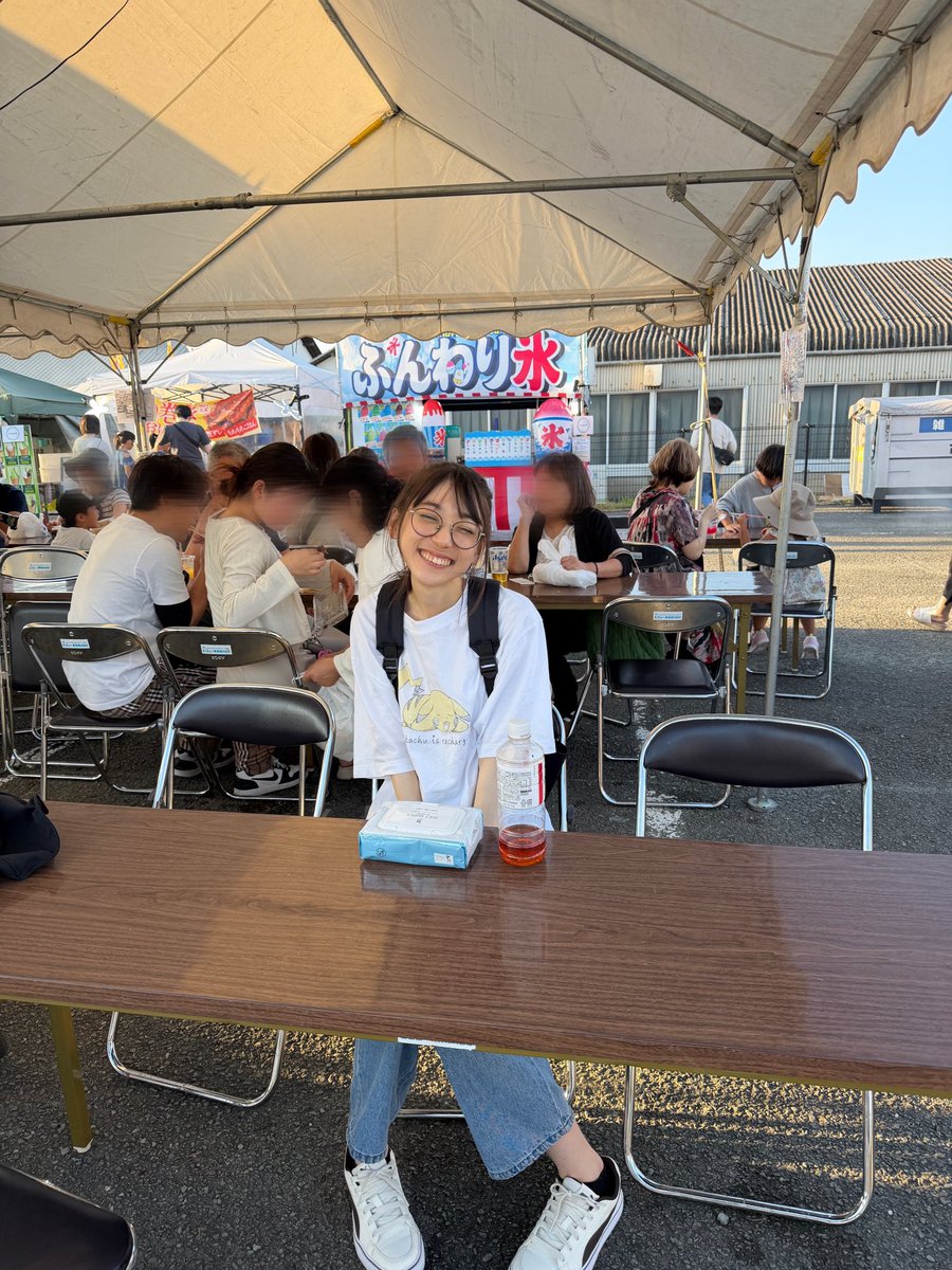 aya_inaka0416's tweet photo. こちら、ずっと彼氏なし34歳すっぴん無加工引きこもり姉を、初めてお祭りへ連れて行きました。
小中学生の頃何度もスカウトされていたのを誰も信じない写真になりました。
#sns初外の姉 https://t.co/IhFcibHP0U