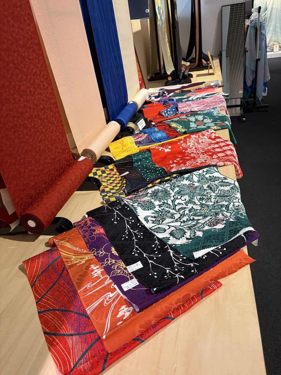 HiroumiKyoto's tweet photo. 京都で、職人の技に触れてみませんか？

「京友禅伝統工芸士展示即売会」開催中！

伝統工芸士が技術・技法を駆使して制作した逸品を、作者自ら展示・販売。
未公開作品や試作品もご覧いただけます。

入場無料です✨

📅9/24(木)〜27(日)
📍京都伝統産業ミュージアム MOCADギャラリー https://t.co/fBbKQlPlmR
