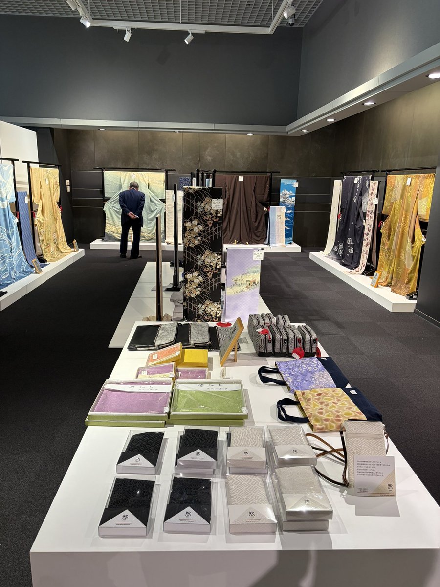 HiroumiKyoto's tweet photo. 京都で、職人の技に触れてみませんか？

「京友禅伝統工芸士展示即売会」開催中！

伝統工芸士が技術・技法を駆使して制作した逸品を、作者自ら展示・販売。
未公開作品や試作品もご覧いただけます。

入場無料です✨

📅9/24(木)〜27(日)
📍京都伝統産業ミュージアム MOCADギャラリー https://t.co/fBbKQlPlmR