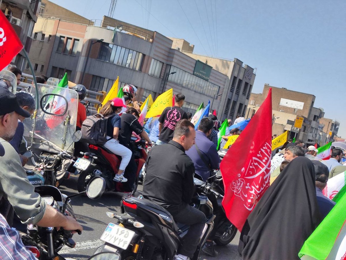 f0n2nx's tweet photo. غرش موتورها، پرچم‌های برافراشته و خیابان‌هایی که امروز رنگ‌وبوی دیگری داشتند؛ روایت تصویری رژه ۴۰ هزار موتور 

خیابان‌ها، شاهد رژه موتورسواران جان‌فدا بودند؛ 
یک روز پر از غرش موتور، پرچم‌
#رزمایش_40هزار_موتورسوار_جانفدا https://t.co/jAnTkWKaYz
