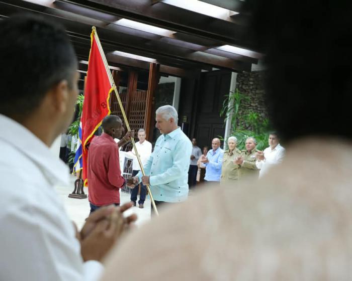 Granma_Digital's tweet photo. 🏅🇨🇺| Condecoran a personas y entidades destacadas en el trabajo de los Comités de Defensa de la Revolución.

Ver más aquí:
https://t.co/qfNyWMDiIF https://t.co/7w8bJlySaq