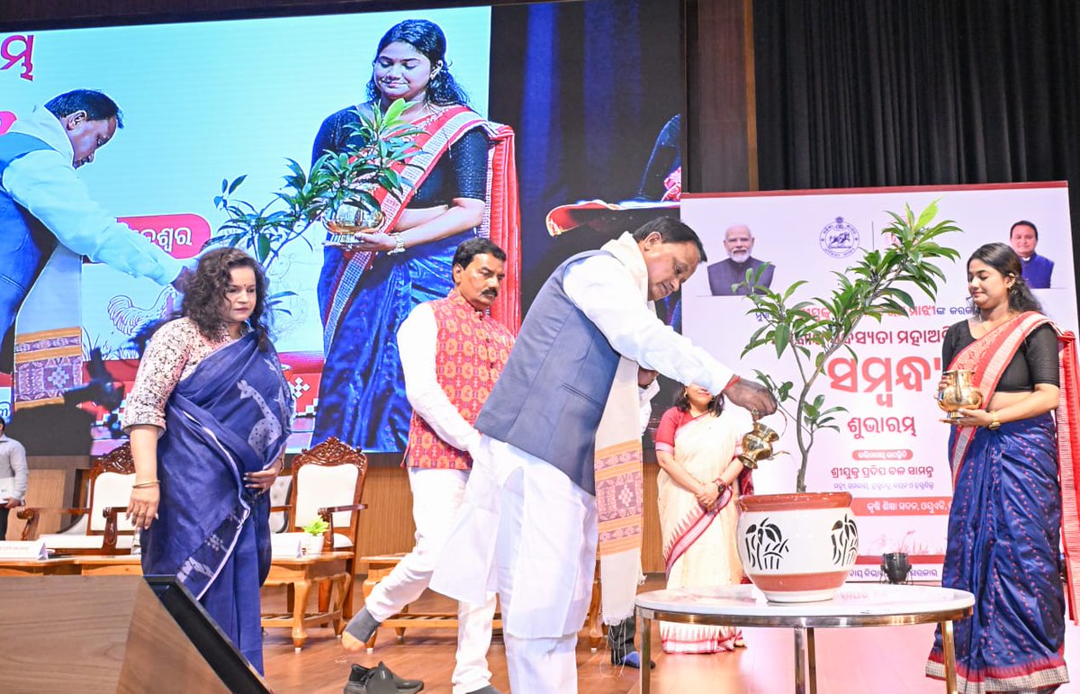 CMO_Odisha's tweet photo. ଭୁବନେଶ୍ୱରସ୍ଥିତ ଓୟୁଏଟି କୃଷି ଶିକ୍ଷା ସଦନଠାରେ ଆୟୋଜିତ ରାଜ୍ୟସ୍ତରୀୟ ସମାରୋହରେ ମାନ୍ୟବର ମୁଖ୍ୟମନ୍ତ୍ରୀ ଶ୍ରୀ @MohanMOdisha, PACS ଓ LAMPCS ର ରାଜ୍ୟବ୍ୟାପୀ ସଦସ୍ୟତା ମହାଅଭିଯାନ ‘ସମ୍ବନ୍ଧ’ର ଶୁଭାରମ୍ଭ କରିଛନ୍ତି। ସମବାୟ ସଂସ୍ଥା କୌଣସି ରାଜନୈତିକ ମଞ୍ଚ ନୁହେଁ, ବରଂ ଏହା କୃଷକ ସମାଜର ଆର୍ଥିକ ବିକାଶର ମୂଳଦୁଆ ବୋଲି ପ୍ରକାଶ କରି ମୁଖ୍ୟମନ୍ତ୍ରୀ ରାଜ୍ୟର ଚାଷୀ ପରିବାରମାନଙ୍କୁ ବିପୁଳ ସଂଖ୍ୟାରେ ଏଥିରେ ସାମିଲ ହେବାକୁ ଆହ୍ୱାନ ଦେଇଛନ୍ତି। ପ୍ରଧାନମନ୍ତ୍ରୀ ଶ୍ରୀ ନରେନ୍ଦ୍ର ମୋଦୀଙ୍କ ‘ସହକାର୍ ସେ ସମୃଦ୍ଧି’ ଆହ୍ୱାନକୁ ଆଧାର କରି ନିଜସ୍ୱ ‘ସମବାୟ ନୀତି ୨୦୨୬’ ପ୍ରଣୟନ କରିବାରେ ଓଡ଼ିଶା ଦେଶର ପ୍ରଥମ ରାଜ୍ୟ ହୋଇଥିବା ବେଳେ ଗ୍ରାମାଞ୍ଚଳର ସମିତିଗୁଡ଼ିକୁ ବହୁମୁଖୀ ‘ମଲ୍ଟି-ସର୍ଭିସ୍ ୱାନ୍-ଷ୍ଟପ୍ ସଲ୍ୟୁସନ୍’ ସେଣ୍ଟରରେ ପରିଣତ କରାଯାଉଛି।

✅ ୨୦୨୪-୨୫ ଆର୍ଥିକ ବର୍ଷ ପାଇଁ ଇତିହାସରେ ପ୍ରଥମ ଥର ପାଇଁ ୩୨୨ଟି ସମିତିର ଚାଷୀ-ସଦସ୍ୟମାନଙ୍କୁ ଲାଭାଂଶ ପ୍ରଦାନ କରାଯାଇଛି ଏବଂ ଏହି ପ୍ରକ୍ରିୟାରେ ୫୦୦ରୁ ଅଧିକ ସମିତିର ପ୍ରାୟ ୮ ଲକ୍ଷ ଚାଷୀ ଉପକୃତ ହେବେ।
✅ ଧାନ କୁଇଣ୍ଟାଲ ପ୍ରତି ୩,୧୦୦ ଟଙ୍କା MSP ପ୍ରଦାନ ସହିତ PACS ଓ LAMPCS ଗୁଡ଼ିକରେ ଗୋଟିଏ ଛାତ ତଳେ ସାର, ବିହନ, କୃଷି ଯନ୍ତ୍ରପାତି, ବ୍ୟାଙ୍କିଙ୍ଗ୍, ଫସଲ ବୀମା ଓ ଦୁଗ୍ଧ ସଂଗ୍ରହ ସୁବିଧା ଉପଲବ୍ଧ କରାଯାଉଛି।
✅ ‘ସମବାୟ ଚିନି ଶିଳ୍ପ ଅଞ୍ଚଳରେ ଆଖୁ ଉତ୍ପାଦନ ପ୍ରୋତ୍ସାହନ’ ଯୋଜନା ଅଧୀନରେ ପ୍ରାରମ୍ଭିକ ପର୍ଯ୍ୟାୟରେ ବଡ଼ମ୍ବା ଓ ଆସିକା ଚିନି କଳ ଅଞ୍ଚଳର ଚାଷୀମାନଙ୍କୁ ଏକର ପ୍ରତି ୧୫,୦୦୦ ଟଙ୍କାର ଇନ୍‌ପୁଟ୍ ସବ୍‌ସିଡି ପ୍ରଦାନ ସହ ଉଚ୍ଚ ସୁଗାର କଣ୍ଟେଣ୍ଟ ଥିବା ବିହନ ଯୋଗାଇବା ପାଇଁ ଘୋଷଣା କରାଯାଇଛି।
✅ ୧୮୫ଟି ରୂପାନ୍ତରିତ ମଣ୍ଡି, ୫୦ଟି କଷ୍ଟମ୍ ହାୟାରିଂ ସେଣ୍ଟର, ୨୫୦ଟି ଜନସେବା କେନ୍ଦ୍ର (CSC), ୬୦ଟି Consumer Store, ୭୦ଟି PACS କାର୍ଯ୍ୟାଳୟ ଓ ଗୋଦାମ ଘର ଏବଂ ୨୧ଟି ଦୁଗ୍ଧ ସଂଗ୍ରହ କେନ୍ଦ୍ରର ଲୋକାର୍ପଣ କରାଯାଇଛି।
✅ ୪ଟି ଆଦର୍ଶ ମଣ୍ଡି ଏବଂ ୩ଟି ଶସ୍ୟ ଗୋଦାମ ଘରର ଭିତ୍ତିପ୍ରସ୍ତର ସ୍ଥାପନ କରାଯାଇଛି।
✅ National PACS Software ଏବଂ NLPS ମାଧ୍ୟମରେ ୩୦୦ଟି PACS ରେ ଅନ୍‌ଲାଇନ୍ କୋର୍ ବ୍ୟାଙ୍କିଙ୍ଗ୍ ଓ ରିଅଲ-ଟାଇମ୍ ସେଟେଲମେଣ୍ଟ ବ୍ୟବସ୍ଥାର ଶୁଭାରମ୍ଭ ହୋଇଛି।
✅ ରାଜ୍ୟ ପଣ୍ୟାଗାର ନିଗମର ୧୧ ଜଣ ସହକାରୀ ଅଧୀକ୍ଷକ, ୧୯ ଜଣ ପଣ୍ୟାଗାର ସହାୟକ ଏବଂ ୩୬ ଜଣ ସମବାୟ ନିରୀକ୍ଷକଙ୍କୁ ମିଶାଇ ସମୁଦାୟ ୬୬ ଜଣଙ୍କୁ ନିଯୁକ୍ତି ପତ୍ର ପ୍ରଦାନ କରାଯାଇଛି।