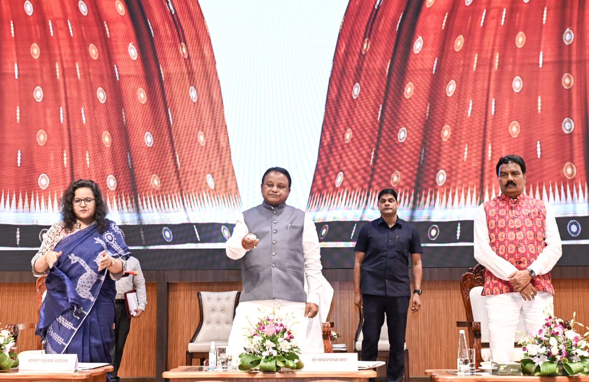CMO_Odisha's tweet photo. ଭୁବନେଶ୍ୱରସ୍ଥିତ ଓୟୁଏଟି କୃଷି ଶିକ୍ଷା ସଦନଠାରେ ଆୟୋଜିତ ରାଜ୍ୟସ୍ତରୀୟ ସମାରୋହରେ ମାନ୍ୟବର ମୁଖ୍ୟମନ୍ତ୍ରୀ ଶ୍ରୀ @MohanMOdisha, PACS ଓ LAMPCS ର ରାଜ୍ୟବ୍ୟାପୀ ସଦସ୍ୟତା ମହାଅଭିଯାନ ‘ସମ୍ବନ୍ଧ’ର ଶୁଭାରମ୍ଭ କରିଛନ୍ତି। ସମବାୟ ସଂସ୍ଥା କୌଣସି ରାଜନୈତିକ ମଞ୍ଚ ନୁହେଁ, ବରଂ ଏହା କୃଷକ ସମାଜର ଆର୍ଥିକ ବିକାଶର ମୂଳଦୁଆ ବୋଲି ପ୍ରକାଶ କରି ମୁଖ୍ୟମନ୍ତ୍ରୀ ରାଜ୍ୟର ଚାଷୀ ପରିବାରମାନଙ୍କୁ ବିପୁଳ ସଂଖ୍ୟାରେ ଏଥିରେ ସାମିଲ ହେବାକୁ ଆହ୍ୱାନ ଦେଇଛନ୍ତି। ପ୍ରଧାନମନ୍ତ୍ରୀ ଶ୍ରୀ ନରେନ୍ଦ୍ର ମୋଦୀଙ୍କ ‘ସହକାର୍ ସେ ସମୃଦ୍ଧି’ ଆହ୍ୱାନକୁ ଆଧାର କରି ନିଜସ୍ୱ ‘ସମବାୟ ନୀତି ୨୦୨୬’ ପ୍ରଣୟନ କରିବାରେ ଓଡ଼ିଶା ଦେଶର ପ୍ରଥମ ରାଜ୍ୟ ହୋଇଥିବା ବେଳେ ଗ୍ରାମାଞ୍ଚଳର ସମିତିଗୁଡ଼ିକୁ ବହୁମୁଖୀ ‘ମଲ୍ଟି-ସର୍ଭିସ୍ ୱାନ୍-ଷ୍ଟପ୍ ସଲ୍ୟୁସନ୍’ ସେଣ୍ଟରରେ ପରିଣତ କରାଯାଉଛି।

✅ ୨୦୨୪-୨୫ ଆର୍ଥିକ ବର୍ଷ ପାଇଁ ଇତିହାସରେ ପ୍ରଥମ ଥର ପାଇଁ ୩୨୨ଟି ସମିତିର ଚାଷୀ-ସଦସ୍ୟମାନଙ୍କୁ ଲାଭାଂଶ ପ୍ରଦାନ କରାଯାଇଛି ଏବଂ ଏହି ପ୍ରକ୍ରିୟାରେ ୫୦୦ରୁ ଅଧିକ ସମିତିର ପ୍ରାୟ ୮ ଲକ୍ଷ ଚାଷୀ ଉପକୃତ ହେବେ।
✅ ଧାନ କୁଇଣ୍ଟାଲ ପ୍ରତି ୩,୧୦୦ ଟଙ୍କା MSP ପ୍ରଦାନ ସହିତ PACS ଓ LAMPCS ଗୁଡ଼ିକରେ ଗୋଟିଏ ଛାତ ତଳେ ସାର, ବିହନ, କୃଷି ଯନ୍ତ୍ରପାତି, ବ୍ୟାଙ୍କିଙ୍ଗ୍, ଫସଲ ବୀମା ଓ ଦୁଗ୍ଧ ସଂଗ୍ରହ ସୁବିଧା ଉପଲବ୍ଧ କରାଯାଉଛି।
✅ ‘ସମବାୟ ଚିନି ଶିଳ୍ପ ଅଞ୍ଚଳରେ ଆଖୁ ଉତ୍ପାଦନ ପ୍ରୋତ୍ସାହନ’ ଯୋଜନା ଅଧୀନରେ ପ୍ରାରମ୍ଭିକ ପର୍ଯ୍ୟାୟରେ ବଡ଼ମ୍ବା ଓ ଆସିକା ଚିନି କଳ ଅଞ୍ଚଳର ଚାଷୀମାନଙ୍କୁ ଏକର ପ୍ରତି ୧୫,୦୦୦ ଟଙ୍କାର ଇନ୍‌ପୁଟ୍ ସବ୍‌ସିଡି ପ୍ରଦାନ ସହ ଉଚ୍ଚ ସୁଗାର କଣ୍ଟେଣ୍ଟ ଥିବା ବିହନ ଯୋଗାଇବା ପାଇଁ ଘୋଷଣା କରାଯାଇଛି।
✅ ୧୮୫ଟି ରୂପାନ୍ତରିତ ମଣ୍ଡି, ୫୦ଟି କଷ୍ଟମ୍ ହାୟାରିଂ ସେଣ୍ଟର, ୨୫୦ଟି ଜନସେବା କେନ୍ଦ୍ର (CSC), ୬୦ଟି Consumer Store, ୭୦ଟି PACS କାର୍ଯ୍ୟାଳୟ ଓ ଗୋଦାମ ଘର ଏବଂ ୨୧ଟି ଦୁଗ୍ଧ ସଂଗ୍ରହ କେନ୍ଦ୍ରର ଲୋକାର୍ପଣ କରାଯାଇଛି।
✅ ୪ଟି ଆଦର୍ଶ ମଣ୍ଡି ଏବଂ ୩ଟି ଶସ୍ୟ ଗୋଦାମ ଘରର ଭିତ୍ତିପ୍ରସ୍ତର ସ୍ଥାପନ କରାଯାଇଛି।
✅ National PACS Software ଏବଂ NLPS ମାଧ୍ୟମରେ ୩୦୦ଟି PACS ରେ ଅନ୍‌ଲାଇନ୍ କୋର୍ ବ୍ୟାଙ୍କିଙ୍ଗ୍ ଓ ରିଅଲ-ଟାଇମ୍ ସେଟେଲମେଣ୍ଟ ବ୍ୟବସ୍ଥାର ଶୁଭାରମ୍ଭ ହୋଇଛି।
✅ ରାଜ୍ୟ ପଣ୍ୟାଗାର ନିଗମର ୧୧ ଜଣ ସହକାରୀ ଅଧୀକ୍ଷକ, ୧୯ ଜଣ ପଣ୍ୟାଗାର ସହାୟକ ଏବଂ ୩୬ ଜଣ ସମବାୟ ନିରୀକ୍ଷକଙ୍କୁ ମିଶାଇ ସମୁଦାୟ ୬୬ ଜଣଙ୍କୁ ନିଯୁକ୍ତି ପତ୍ର ପ୍ରଦାନ କରାଯାଇଛି।