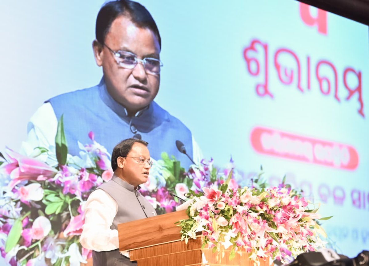 CMO_Odisha's tweet photo. ଭୁବନେଶ୍ୱରସ୍ଥିତ ଓୟୁଏଟି କୃଷି ଶିକ୍ଷା ସଦନଠାରେ ଆୟୋଜିତ ରାଜ୍ୟସ୍ତରୀୟ ସମାରୋହରେ ମାନ୍ୟବର ମୁଖ୍ୟମନ୍ତ୍ରୀ ଶ୍ରୀ @MohanMOdisha, PACS ଓ LAMPCS ର ରାଜ୍ୟବ୍ୟାପୀ ସଦସ୍ୟତା ମହାଅଭିଯାନ ‘ସମ୍ବନ୍ଧ’ର ଶୁଭାରମ୍ଭ କରିଛନ୍ତି। ସମବାୟ ସଂସ୍ଥା କୌଣସି ରାଜନୈତିକ ମଞ୍ଚ ନୁହେଁ, ବରଂ ଏହା କୃଷକ ସମାଜର ଆର୍ଥିକ ବିକାଶର ମୂଳଦୁଆ ବୋଲି ପ୍ରକାଶ କରି ମୁଖ୍ୟମନ୍ତ୍ରୀ ରାଜ୍ୟର ଚାଷୀ ପରିବାରମାନଙ୍କୁ ବିପୁଳ ସଂଖ୍ୟାରେ ଏଥିରେ ସାମିଲ ହେବାକୁ ଆହ୍ୱାନ ଦେଇଛନ୍ତି। ପ୍ରଧାନମନ୍ତ୍ରୀ ଶ୍ରୀ ନରେନ୍ଦ୍ର ମୋଦୀଙ୍କ ‘ସହକାର୍ ସେ ସମୃଦ୍ଧି’ ଆହ୍ୱାନକୁ ଆଧାର କରି ନିଜସ୍ୱ ‘ସମବାୟ ନୀତି ୨୦୨୬’ ପ୍ରଣୟନ କରିବାରେ ଓଡ଼ିଶା ଦେଶର ପ୍ରଥମ ରାଜ୍ୟ ହୋଇଥିବା ବେଳେ ଗ୍ରାମାଞ୍ଚଳର ସମିତିଗୁଡ଼ିକୁ ବହୁମୁଖୀ ‘ମଲ୍ଟି-ସର୍ଭିସ୍ ୱାନ୍-ଷ୍ଟପ୍ ସଲ୍ୟୁସନ୍’ ସେଣ୍ଟରରେ ପରିଣତ କରାଯାଉଛି।

✅ ୨୦୨୪-୨୫ ଆର୍ଥିକ ବର୍ଷ ପାଇଁ ଇତିହାସରେ ପ୍ରଥମ ଥର ପାଇଁ ୩୨୨ଟି ସମିତିର ଚାଷୀ-ସଦସ୍ୟମାନଙ୍କୁ ଲାଭାଂଶ ପ୍ରଦାନ କରାଯାଇଛି ଏବଂ ଏହି ପ୍ରକ୍ରିୟାରେ ୫୦୦ରୁ ଅଧିକ ସମିତିର ପ୍ରାୟ ୮ ଲକ୍ଷ ଚାଷୀ ଉପକୃତ ହେବେ।
✅ ଧାନ କୁଇଣ୍ଟାଲ ପ୍ରତି ୩,୧୦୦ ଟଙ୍କା MSP ପ୍ରଦାନ ସହିତ PACS ଓ LAMPCS ଗୁଡ଼ିକରେ ଗୋଟିଏ ଛାତ ତଳେ ସାର, ବିହନ, କୃଷି ଯନ୍ତ୍ରପାତି, ବ୍ୟାଙ୍କିଙ୍ଗ୍, ଫସଲ ବୀମା ଓ ଦୁଗ୍ଧ ସଂଗ୍ରହ ସୁବିଧା ଉପଲବ୍ଧ କରାଯାଉଛି।
✅ ‘ସମବାୟ ଚିନି ଶିଳ୍ପ ଅଞ୍ଚଳରେ ଆଖୁ ଉତ୍ପାଦନ ପ୍ରୋତ୍ସାହନ’ ଯୋଜନା ଅଧୀନରେ ପ୍ରାରମ୍ଭିକ ପର୍ଯ୍ୟାୟରେ ବଡ଼ମ୍ବା ଓ ଆସିକା ଚିନି କଳ ଅଞ୍ଚଳର ଚାଷୀମାନଙ୍କୁ ଏକର ପ୍ରତି ୧୫,୦୦୦ ଟଙ୍କାର ଇନ୍‌ପୁଟ୍ ସବ୍‌ସିଡି ପ୍ରଦାନ ସହ ଉଚ୍ଚ ସୁଗାର କଣ୍ଟେଣ୍ଟ ଥିବା ବିହନ ଯୋଗାଇବା ପାଇଁ ଘୋଷଣା କରାଯାଇଛି।
✅ ୧୮୫ଟି ରୂପାନ୍ତରିତ ମଣ୍ଡି, ୫୦ଟି କଷ୍ଟମ୍ ହାୟାରିଂ ସେଣ୍ଟର, ୨୫୦ଟି ଜନସେବା କେନ୍ଦ୍ର (CSC), ୬୦ଟି Consumer Store, ୭୦ଟି PACS କାର୍ଯ୍ୟାଳୟ ଓ ଗୋଦାମ ଘର ଏବଂ ୨୧ଟି ଦୁଗ୍ଧ ସଂଗ୍ରହ କେନ୍ଦ୍ରର ଲୋକାର୍ପଣ କରାଯାଇଛି।
✅ ୪ଟି ଆଦର୍ଶ ମଣ୍ଡି ଏବଂ ୩ଟି ଶସ୍ୟ ଗୋଦାମ ଘରର ଭିତ୍ତିପ୍ରସ୍ତର ସ୍ଥାପନ କରାଯାଇଛି।
✅ National PACS Software ଏବଂ NLPS ମାଧ୍ୟମରେ ୩୦୦ଟି PACS ରେ ଅନ୍‌ଲାଇନ୍ କୋର୍ ବ୍ୟାଙ୍କିଙ୍ଗ୍ ଓ ରିଅଲ-ଟାଇମ୍ ସେଟେଲମେଣ୍ଟ ବ୍ୟବସ୍ଥାର ଶୁଭାରମ୍ଭ ହୋଇଛି।
✅ ରାଜ୍ୟ ପଣ୍ୟାଗାର ନିଗମର ୧୧ ଜଣ ସହକାରୀ ଅଧୀକ୍ଷକ, ୧୯ ଜଣ ପଣ୍ୟାଗାର ସହାୟକ ଏବଂ ୩୬ ଜଣ ସମବାୟ ନିରୀକ୍ଷକଙ୍କୁ ମିଶାଇ ସମୁଦାୟ ୬୬ ଜଣଙ୍କୁ ନିଯୁକ୍ତି ପତ୍ର ପ୍ରଦାନ କରାଯାଇଛି।