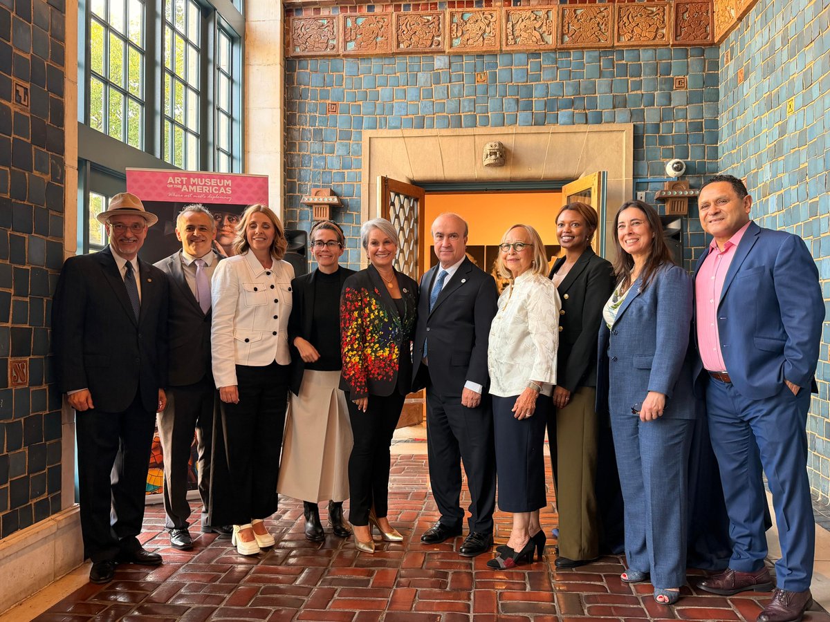JaboneroOEI's tweet photo. Esta semana en Washington D.C., tuve el honor de recibir un reconocimiento de los Amigos del Museo de Arte de las Américas (FAMA) y de la @OEA_oficial por nuestro apoyo institucional y contribución al @AMAmuseum.

Un gesto que refuerza nuestro compromiso en la OEI de seguir trabajando y apoyando la cultura y la cooperación entre este museo y los gestionados por la OEI en países de la región como Argentina, Brasil y Paraguay.