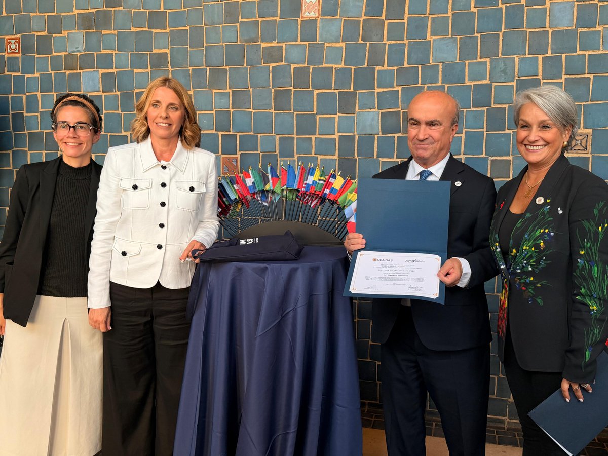 JaboneroOEI's tweet photo. Esta semana en Washington D.C., tuve el honor de recibir un reconocimiento de los Amigos del Museo de Arte de las Américas (FAMA) y de la @OEA_oficial por nuestro apoyo institucional y contribución al @AMAmuseum.

Un gesto que refuerza nuestro compromiso en la OEI de seguir trabajando y apoyando la cultura y la cooperación entre este museo y los gestionados por la OEI en países de la región como Argentina, Brasil y Paraguay.