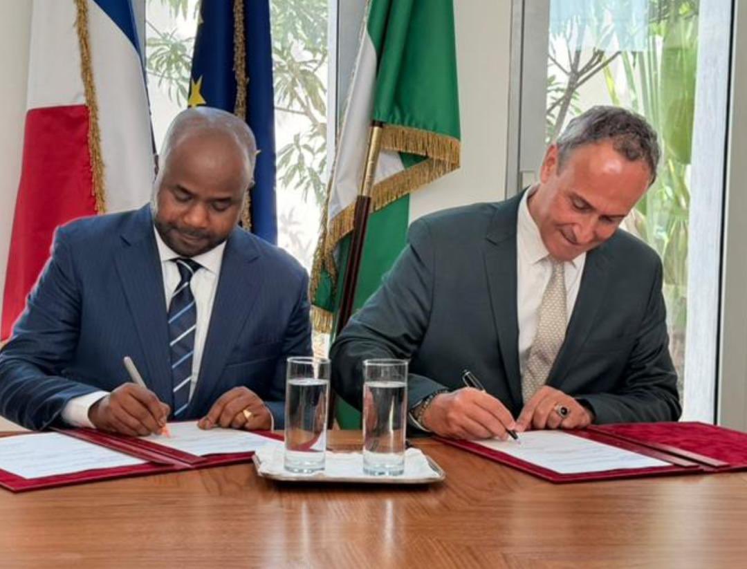 iamNeare's tweet photo. Your Banking and Tax system handed over to 🇫🇷FRANCE

Your Mines n resources handed over to 🇺🇸USA

Your Defence tech n digital data handed over to 🇺🇸 USA

Your strategic Seaport handed over to 🇬🇧 Britain

Your Lithium n cobalt mines handed over to 🇦🇺Australia

Your Health data handed over to 🇺🇸 USA

What then is left of the Nation NIGERIA to serve her 250 million population? NOTHING!

These are the exact same people with history of killing your kings n enslaving your people. The exact same people who invaded, pillaged, raped n looted your resources n artifacts still sitting in their museum till date.

But hey! Look at those Chinese!!!
And Russians n evil North Korea n Iran.