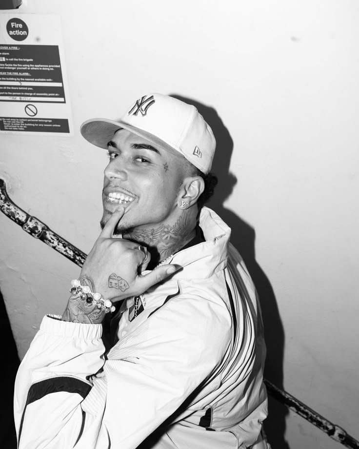 KSMikoKitty's tweet photo. No dia que o Veigh e a Miko lançarem um feat, eu vou escutar tanto que, sozinha, vou colocar a música no Top 1. https://t.co/GfIvitTg0t