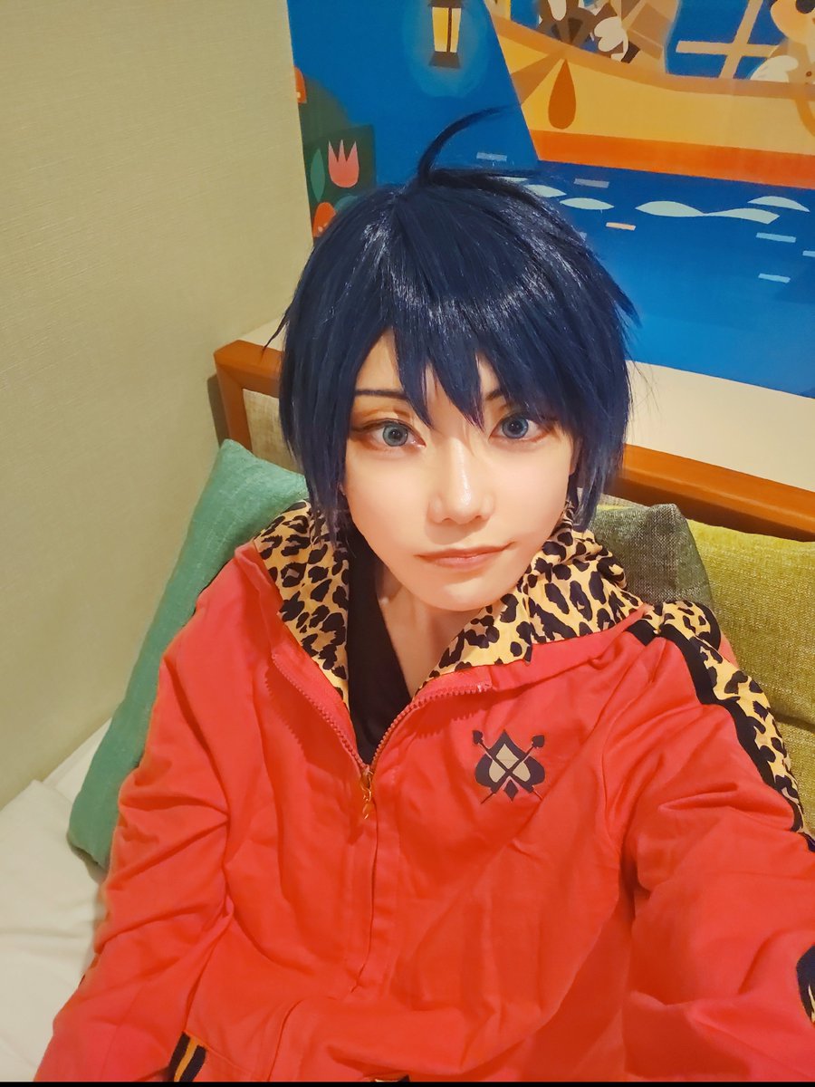 aaary_cos's tweet photo. くつろぎ♠️で1人くつろいでる(♥️と先輩達待ち)

スートを描かせてくれ...！！😫(アイデンティティが無いから誰状態)

目に痛いショッキングピンクのジャージなんだけど部屋の明かりで赤っぽく写るね🤔 https://t.co/fyeQKfSMam