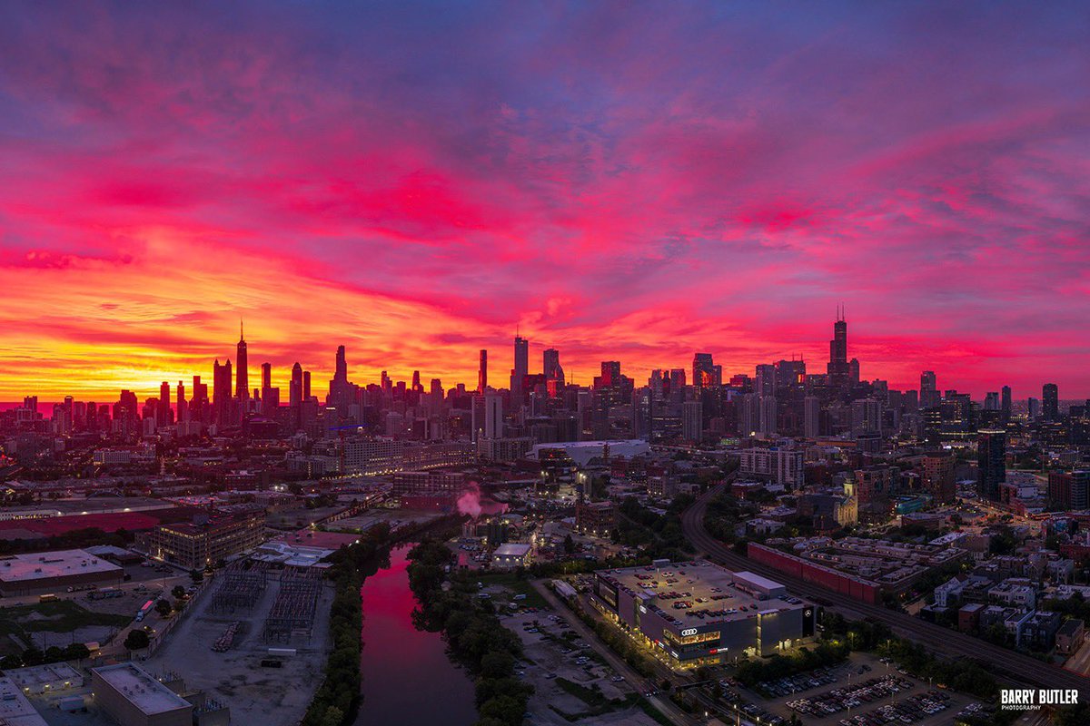 barrybutler9's tweet photo. Fire on Friday.  Today's sunrise over the Chicago skyline.  #weather #chicago #ilwx #news https://t.co/Njq9WcWXEm