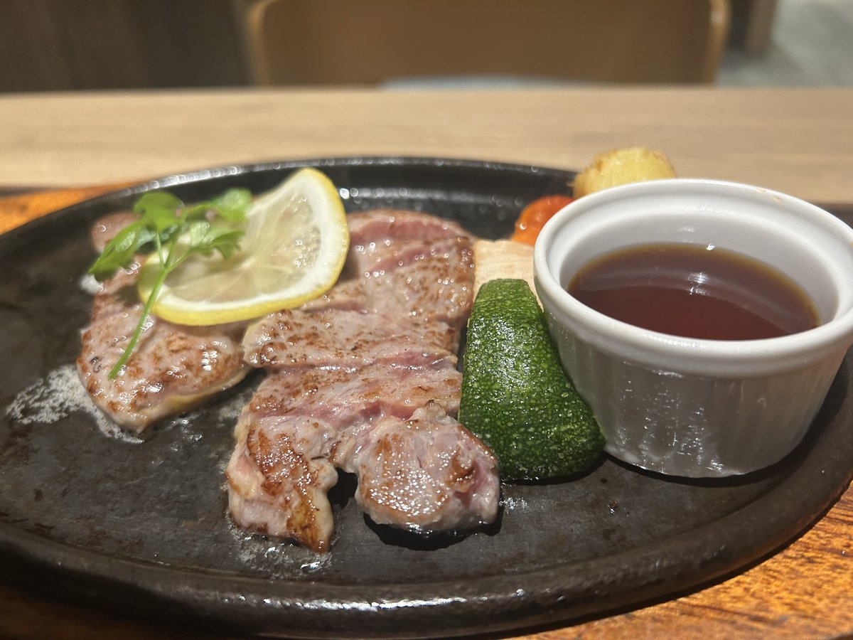 motoninjya's tweet photo. アジフライ！
レモンステーキ（なにそれ）！ https://t.co/oiwcdgK29z