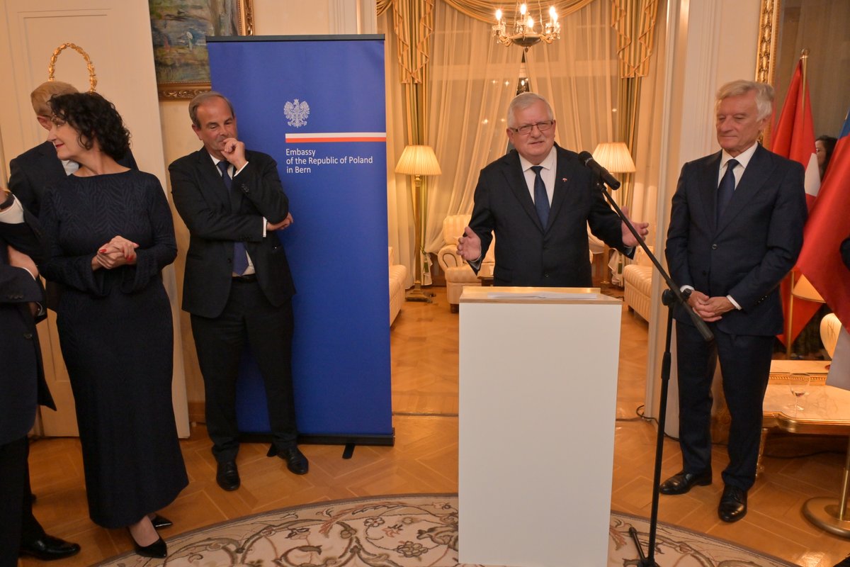 PLinSwitzerland's tweet photo. 23.09 cda a.i. RP M. Prawda wydał przyjęcie z okazji wizyty w 🇨🇭 delegacji posłów na Sejm RP.
W wydarzeniu uczestniczyli członkowie Grupy Przyjaźni 🇨🇭–🇵🇱 Zgromadzenia Federalnego, przedstawiciele🇨🇭świata polityki, konsulowie honorowi RP oraz reprezentanci Polonii.
#MSZ_RP #SEJMRP https://t.co/qbxv0ubiRt