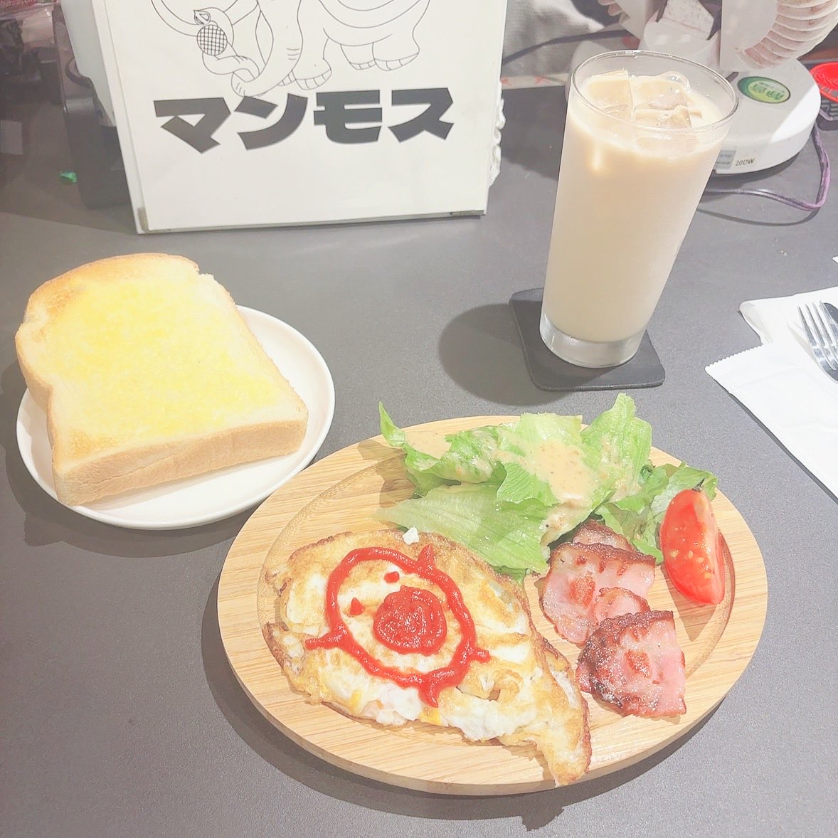 QoJS3OpskqFX5uF's tweet photo. カラオケBARマンモス企画　
朗読劇 注文の多い店員たち

めっちゃ等身大のお話！
イマーシブを自ら演出するために藤村さんの茶番の時にこれでもかとご飯食べてたw
音立てず食べてたの褒められて嬉しかった😊
寧々さんが🥑描いてくれました🤭
日曜まで！

ゲネ開催に心から感謝🙏
#注文の多いマンモス https://t.co/tazM5c793E