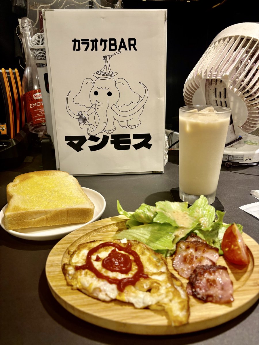 QoJS3OpskqFX5uF's tweet photo. カラオケBARマンモス企画　
朗読劇 注文の多い店員たち

めっちゃ等身大のお話！
イマーシブを自ら演出するために藤村さんの茶番の時にこれでもかとご飯食べてたw
音立てず食べてたの褒められて嬉しかった😊
寧々さんが🥑描いてくれました🤭
日曜まで！

ゲネ開催に心から感謝🙏
#注文の多いマンモス https://t.co/tazM5c793E