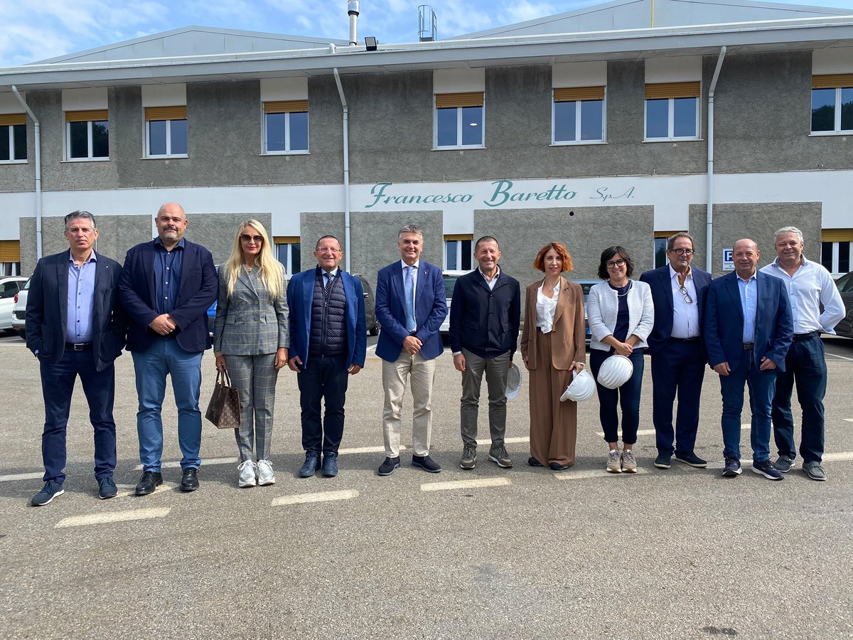 edorixi's tweet photo. Le opere non si decidono dalle scrivanie: si va sul territorio, si guardano e si parla con chi lo vive ogni giorno.
Sono a #Masone per incontrare il sindaco Omar Missarelli e fare il punto sulle opere e sugli interventi necessari per il #territorio.
Insieme alla senatrice Stefania Pucciarelli, abbiamo visitato anche una delle tante eccellenze che rendono questo territorio un patrimonio da conoscere e valorizzare.
Meno parole, più territorio.