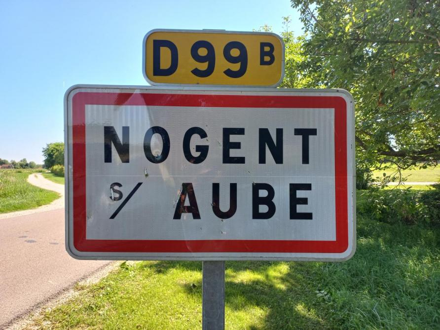 tvlofficiel's tweet photo. 🇫🇷 Dans l’Aube, un homme de 60 ans a été retrouvé mort devant son domicile à Nogent-sur-Aube, une commune de 300 habitants, après avoir été violemment frappé au visage et à l’arrière du crâne.

Un voisin, alerté par des cris, a aperçu un « groupe d’individus » prendre la fuite avant de découvrir la victime inanimée, devant la porte de sa maison.

Une enquête pour homicide volontaire a été ouverte. Les suspects sont toujours recherchés.