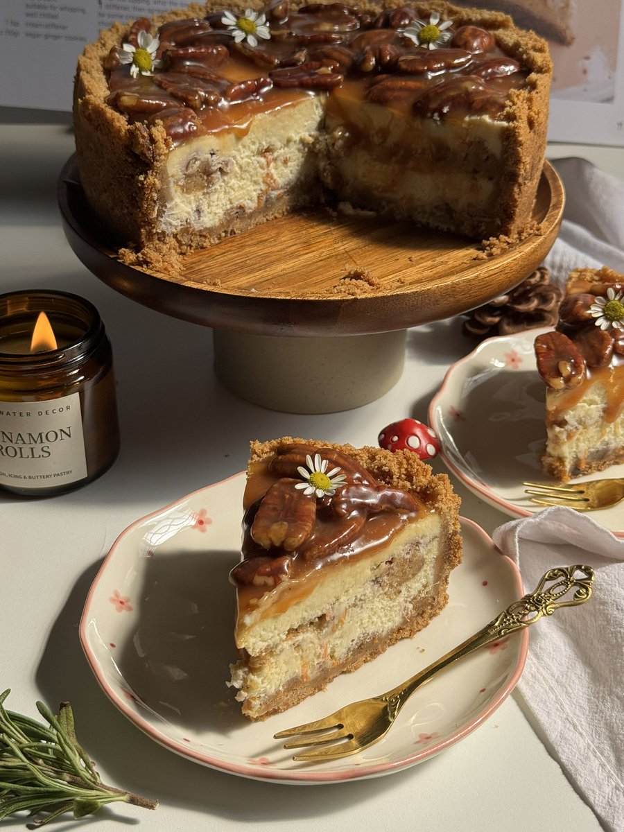 nadachief's tweet photo. ونستقبل الخريف بأول وصفة بنكهات حنونة ودافئه🍂

تشيز كيك الجزر بالبيكان المكرمل🍰🥕🍂🤎 https://t.co/2N3EOH0pDM