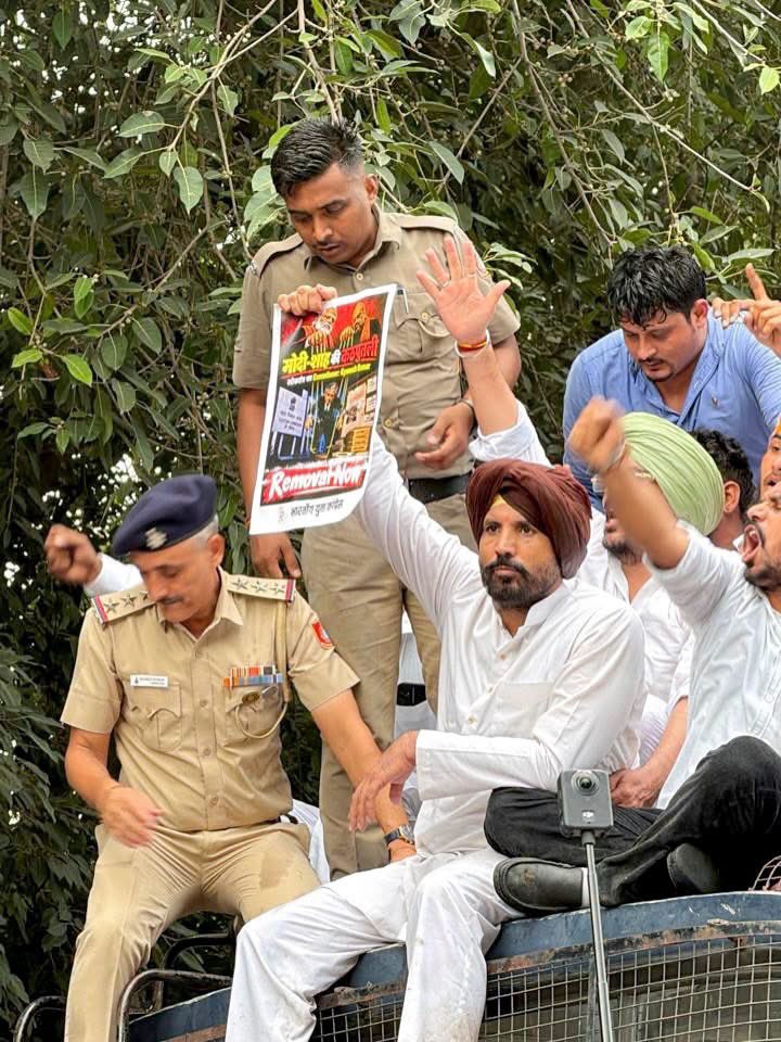 DewanPawan's tweet photo. Under the leadership of @INCPunjab President Shri @RajaBrar_INC Ji, Punjab Congress held a protest in Chandigarh against CEC Gyanesh Kumar, raising concerns over electoral transparency and voter rights.
Our Vote, Our Right — Protect Democracy!
#PunjabCongress #RajaWarring #VoteChori #Chandigarh #VoterRights #SaveDemocracy