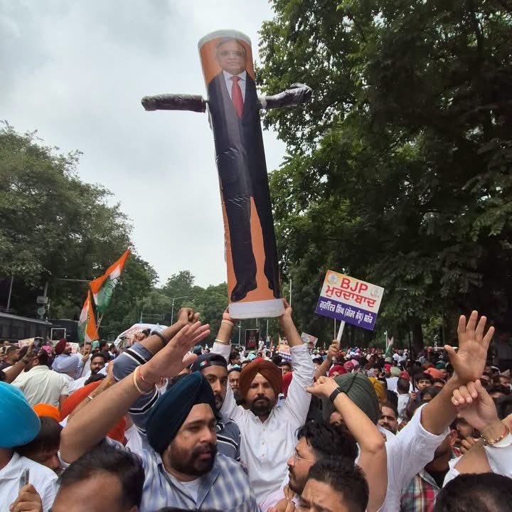 DewanPawan's tweet photo. Under the leadership of @INCPunjab President Shri @RajaBrar_INC Ji, Punjab Congress held a protest in Chandigarh against CEC Gyanesh Kumar, raising concerns over electoral transparency and voter rights.
Our Vote, Our Right — Protect Democracy!
#PunjabCongress #RajaWarring #VoteChori #Chandigarh #VoterRights #SaveDemocracy