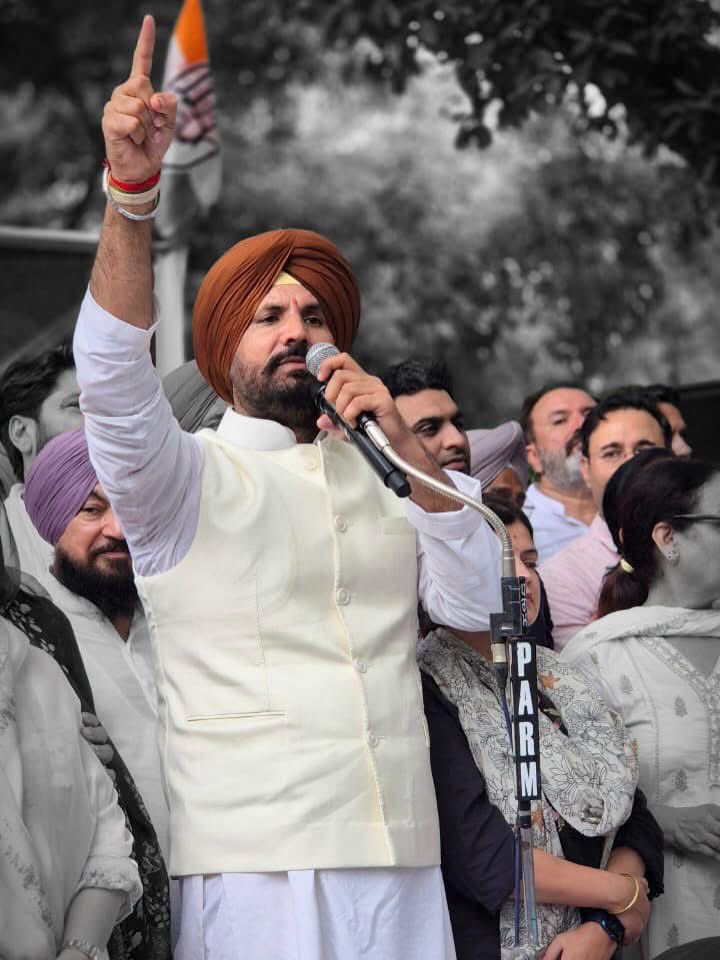 DewanPawan's tweet photo. Under the leadership of @INCPunjab President Shri @RajaBrar_INC Ji, Punjab Congress held a protest in Chandigarh against CEC Gyanesh Kumar, raising concerns over electoral transparency and voter rights.
Our Vote, Our Right — Protect Democracy!
#PunjabCongress #RajaWarring #VoteChori #Chandigarh #VoterRights #SaveDemocracy