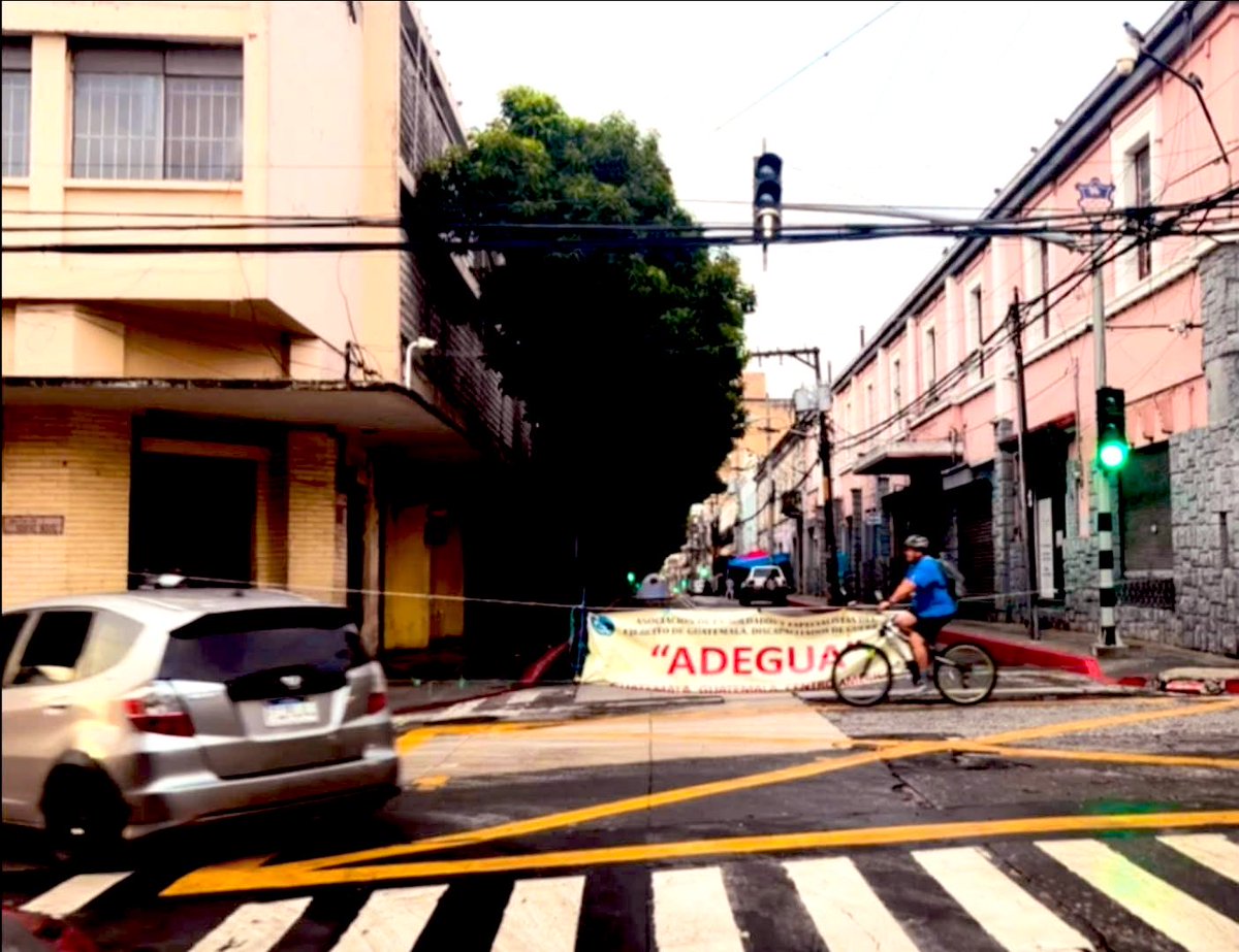 Se mantiene bloqueo vehicular en la 8 avenida 9 calle zona 1. Allí, manifestación ha tenido presencia por varios días. Vías alternas: - 2 avenida - 4 avenida…