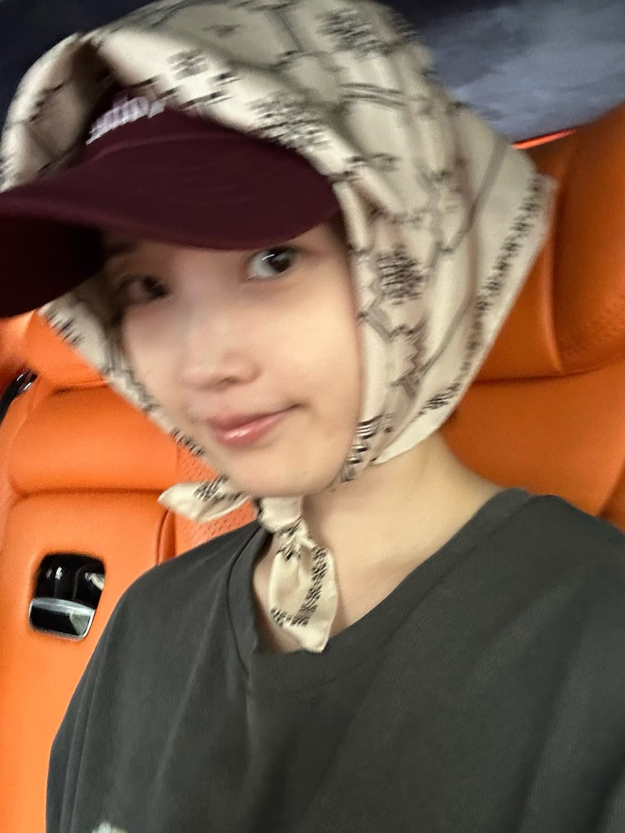 _inthedesert516's tweet photo. 숙소 밖으로 나가지 말아달라는 부탁이 있었는데도 팬들이 걸어준 광고 직접 보려고 누가 봐도 수상해 보이는 이런 차림으로 도심 한복판을 돌아다닌 이 꼬마 어떻게 안 사랑하는데… 진짜 마음이 힘들어…😭😭😭 https://t.co/XvA4Sm0Z6g