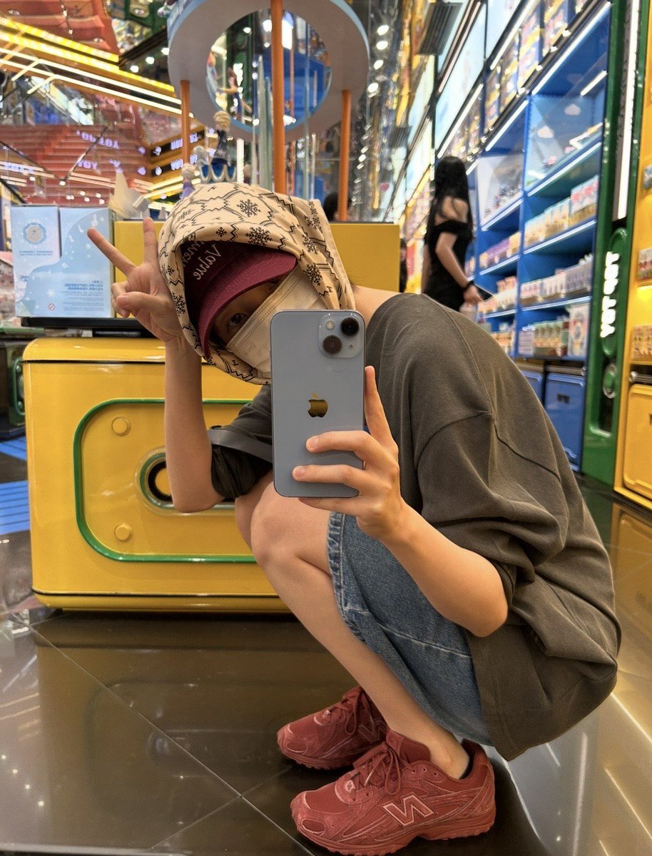 _inthedesert516's tweet photo. 숙소 밖으로 나가지 말아달라는 부탁이 있었는데도 팬들이 걸어준 광고 직접 보려고 누가 봐도 수상해 보이는 이런 차림으로 도심 한복판을 돌아다닌 이 꼬마 어떻게 안 사랑하는데… 진짜 마음이 힘들어…😭😭😭 https://t.co/XvA4Sm0Z6g