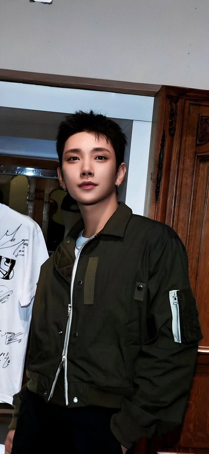 chocosshua's tweet photo. joshua cepak era gantengnya another level sumpah 😭 kapan ya dia rambutnya cepak lagi :D https://t.co/RqLeLCYmJk