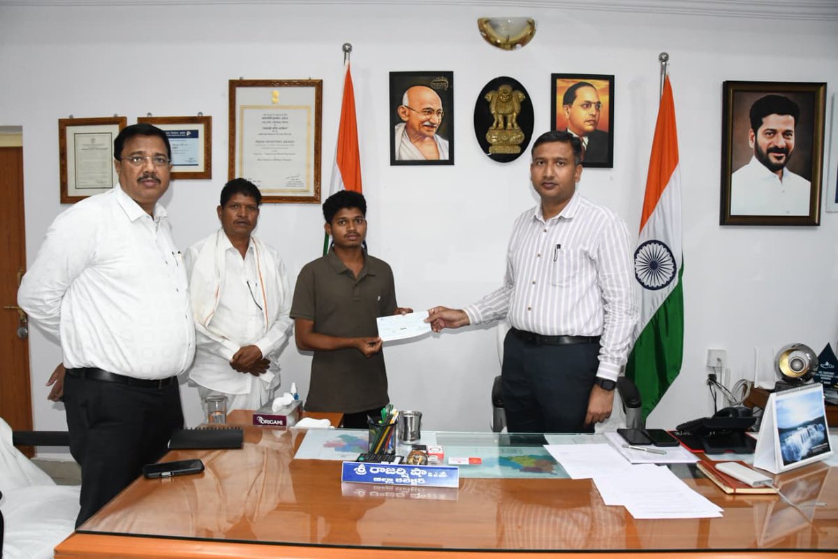 Collector_ADB's tweet photo. ఆర్థిక ఇబ్బందులు, ప్రతిభావంతులైన విద్యార్థుల ఉన్నత విద్యకు అడ్డంకిగా మారకూడదనే ఉద్దేశంతో జిల్లా యంత్రాంగం అండగా నిలుస్తుందని జిల్లా కలెక్టర్ రాజర్షిషా అన్నారు.

సిరికొండ మండలం నారాయణపూర్ గ్రామానికి చెందిన గిరిజన విద్యార్థి సీడం అర్జున్ ఢిల్లీలోని శ్రీ వెంకటేశ్వర కళాశాలలో బీఎస్సీ (ఆనర్స్‌) ఫిజిక్స్‌లో సీటు సాధించిన సందర్భంగా కలెక్టర్ శుక్రవారం తన ఛాంబర్‌లో రూ.50 వేల ఆర్థిక సహాయం చెక్కును అందజేశారు. ఈ సందర్భంగా కలెక్టర్‌కు విద్యార్థి అర్జున్ కృతజ్ఞతలు తెలిపారు.

కార్యక్రమంలో అదనపు కలెక్టర్ రాజేశ్వర్, ఏవో వర్ణ తదితరులు పాల్గొన్నారు.
#ADILABAD #GovernmentOfTelangana #IPRTELANGANA #TelanganaRising2047 #TelanganaRising #Telangana #TheEduBulletin #Educationforall #Vanamahotsavam
@TelanganaCMO
@TelanganaCS
@CPRO_TGCM
@Bhatti_Mallu
@INC_Ponguleti
@jupallyk_rao
@seethakkaMLA
@ASridevasena
@RajarshiShahIAS
@TelanganaVidya
@EduMinOfIndia
@DselEduMinistry 
@TribalAffairsIn 
@PIB_MoTA 
@ugc_india
@TTDSVCDU
@Dir_Education
@PIB_Edu
@PIBHindi
@PIB_India
@MIB_India
@PTI_News
@DCsofIndia
@IasTelangana
@IPRTelangana
@DMCellTS
@DigitalMediaTG
@EmergingTechTS
@DDNewslive
@DDNational
@PIBFactCheck
@PTINews_Bhasha