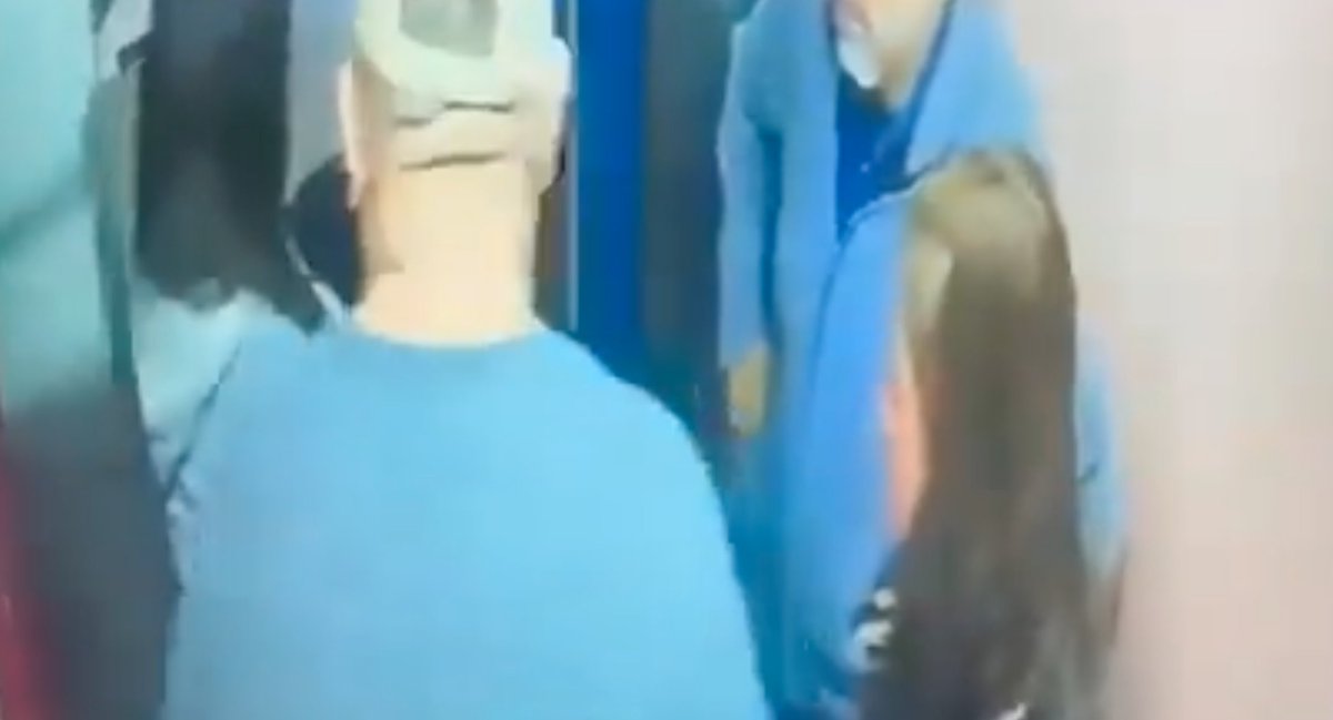 PublinewsGT's tweet photo. 😡Video. Hombre agrede a mujer en ascensor de edificio en zona 1
Indignación ha causado el hecho que se hace viral en redes sociales.
#PublinewsGT #Agresión #VideoGT #zona1
Mira acá⤵️
https://t.co/BJBzr5aNsW https://t.co/Lkfr1FsjfG