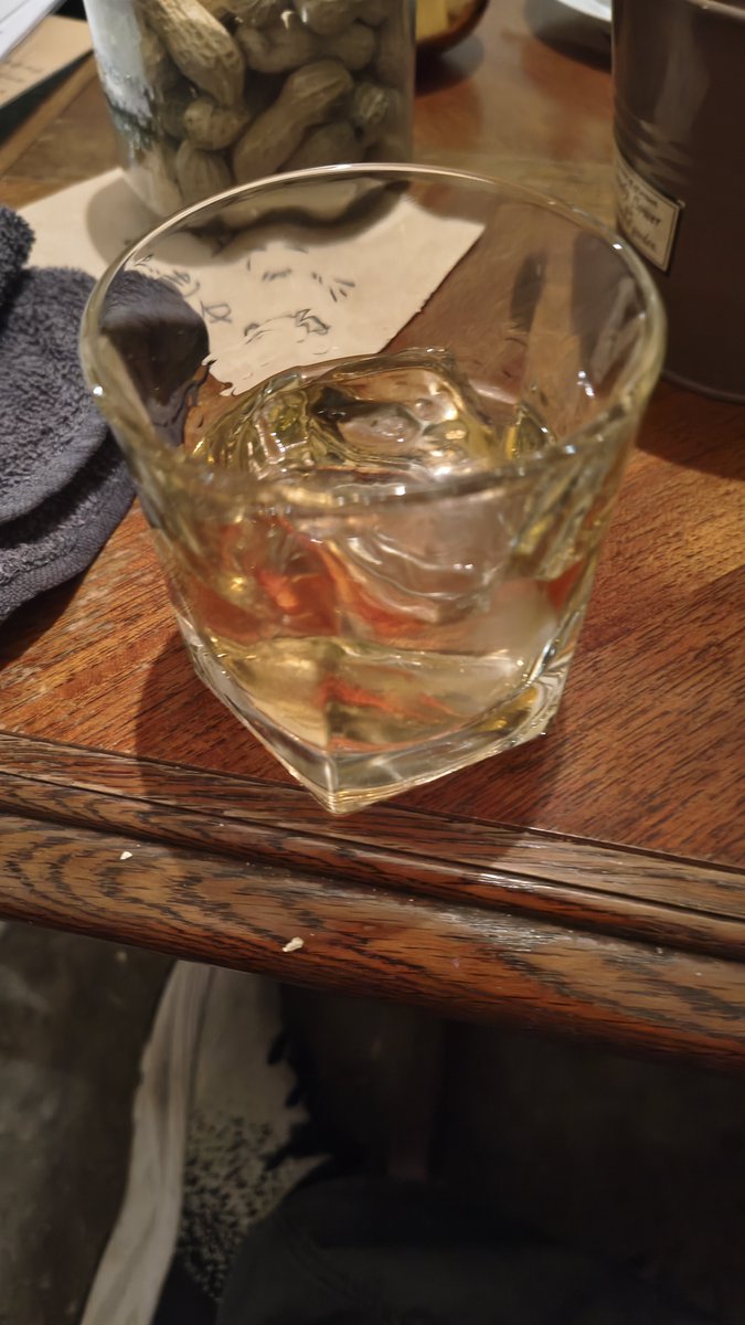 seturi_dakukou's tweet photo. バー🍸に移動。ジャックダニエル。 https://t.co/yJpPbEUzre