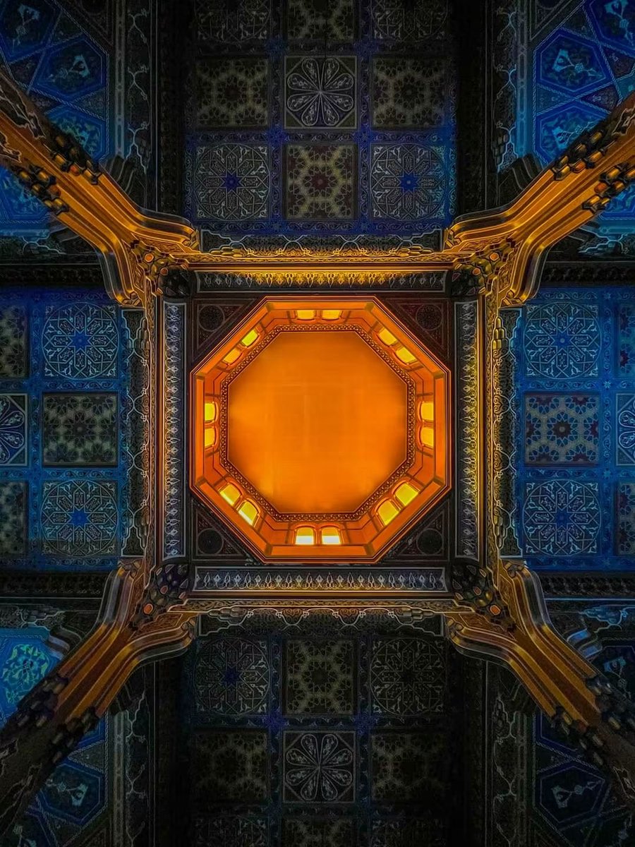 engazatmasr2020's tweet photo. كنز من كنوز القاهرة محدش يعرف عنه حاجة تقريبًا! 😍🏛️

دي الجمعية الجغرافية المصرية… واحدة من الأماكن اللي بجد تستحق تتشاف، واللي هتخرج منها بمعلومات مش هتنساها ❤️ 

المكان ده اتأسس سنة 1875، في عهد الخديوي إسماعيل، وكان اسمه وقتها الجمعية الجغرافية الخديوية؟ 🇪🇬

اتعملت بهدف دراسة الجغرافيا وتشجيع الرحلات الاستكشافية في أفريقيا، خصوصًا المناطق اللي كانت لسه غير معروفة بشكل كافٍ، ومناطق منابع النيل.

والأجمل إنها بتُعتبر تاسع جمعية جغرافية في العالم، وأول جمعية جغرافية خارج أوروبا والأمريكتين! 🌍📚

المكان ده مش مجرد متحف عادي…
الدور اللي فوق، فيه مكتبة ومجموعة من الكتب والموسوعات والخرائط القديمة والصور الفوتوغرافية اللي بتوثق تاريخ مصر 📚🗺️

بجد إحنا عندنا كنوز كتير أوي في مصر، وفي أماكن تستحق إنها تكون على خريطة كل واحد بيحب التاريخ والثقافة 🇪🇬❤️

📍 الجمعية الجغرافية المصرية – وسط البلد، القاهرة