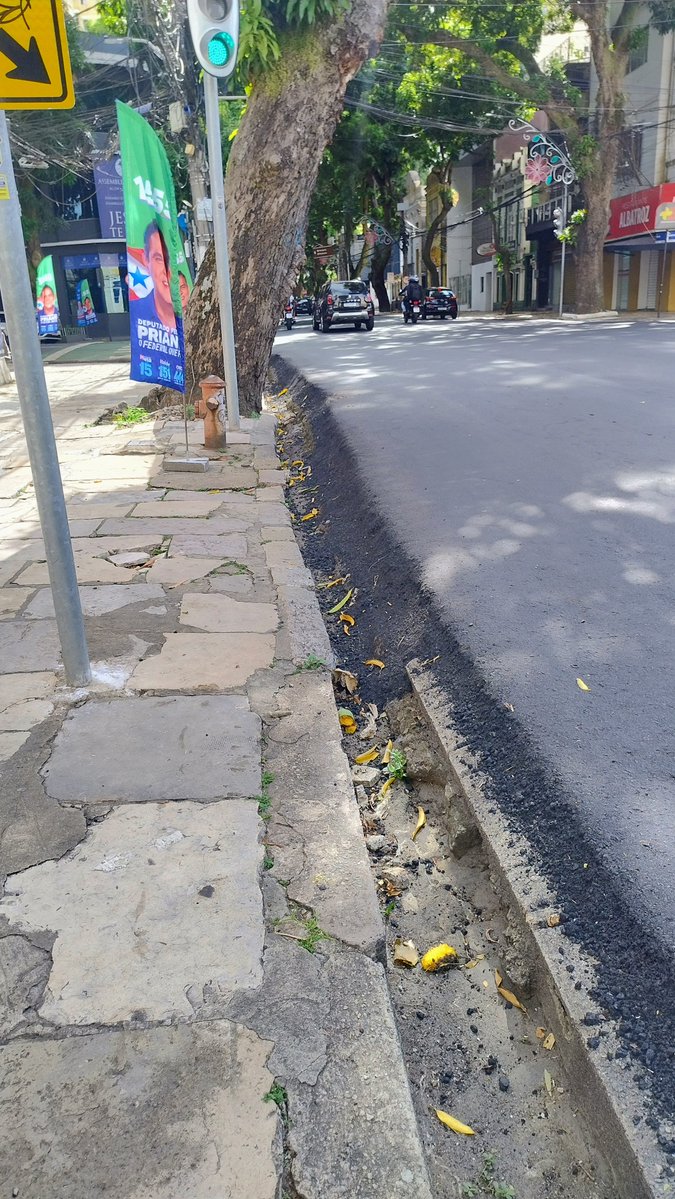 depaulacamiloo's tweet photo. O prefeito de vocês resolveu recapear a Av. Nazaré e deixou esse PEQUENO desnível pra calçada, na véspera do Círio. 

Parabéns aos envolvidos. https://t.co/EmJgMtzft1