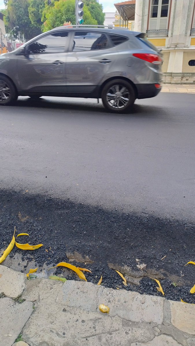 depaulacamiloo's tweet photo. O prefeito de vocês resolveu recapear a Av. Nazaré e deixou esse PEQUENO desnível pra calçada, na véspera do Círio. 

Parabéns aos envolvidos. https://t.co/EmJgMtzft1