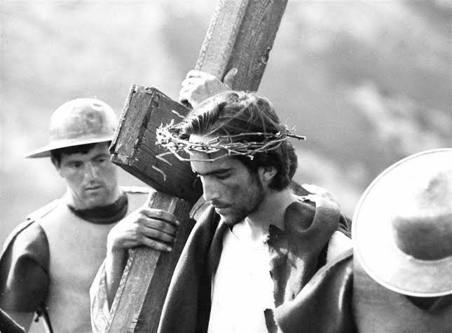 rayovirtual's tweet photo. La vieja ley religiosa en el mediterráneo oriental y en todo el Oriente próximo era "ojo por ojo, diente por diente".
La pena para el ladrón consistía en cortarle una mano y en matar al que había asesinado. La mayoría de las otras "ofensas" se castigaban con latigazos.
Cristo (está en los Evangelios de Mateo y de Lucas) cambia esa ley brutal:
"Oyeron ustedes que antes se dijo: ‘Ojo por ojo y diente por diente.’ Pero yo les digo: No resistan al que es malo; al contrario, si alguien te pega en la mejilla derecha, ofrécele también la otra."
Cristo viene a parar la espiral de venganza, que era la forma en que se pensaba "la reparación" ante un crimen o una falta grave que la sociedad no toleraba.
Freud decía que la civilización comenzó con el primer humano que en vez de agredir físicamente a su enemigo, tirándole una piedra, hiriéndolo con una flecha o lanza, lo insultó.
Las formas cada vez más civilizadas (pasar del acto violento a la violencia simbólica del lenguaje, por ejemplo) son las que no se basan en el castigo brutal (ni siquiera en el castigo), sino las que buscan mejorar la situación sin ejercer más violencia y aportando a mejorar el mundo en vez de embrutecerlo y estropearlo.
Si uno mira la reacción de lo peor de los medios masivos al fallo de una jueza que consideró que el castigo de cárcel para un chico de 14 años que INTENTÓ robar un celular (pero que no logró hacerlo) y que se encuentra en situación de total indefensión social era desmesurado y no mejoraba ni su vida ni la de la sociedad, si uno mira lo que dijeron Novaresio o Feinmann (entre muchos otros) ve que estamos viviendo un retroceso enorme a las etapas de la época de la incivilidad, la violencia y la brutalidad.
No por lo que hacen los que violan las leyes sino por lo violencia que desean ejercer (y por lo general logran ejercer) los que se autodenominan "ciudadanos honestos".
Milei en el país y Jorge Macri en la ciudad de Buenos Aires no fueron votados por ciudadanos "inocentes" que se equivocaron. Fueron elegidos porque representan lo peor que la humanidad tiene hoy para ofrecer en la política argentina.
Es algo similar a como los alemanes de 1933 no se equivocaron al elegir a Hitler. Era lo que querían: violencia del Estado contra los más débiles, guerra con toda Europa para lograr el dominio alemán. A sangre y fuego.
Novaresio, Feinmann, LaNacion+, TN, Radio Mitre, los cientos de medios del grupo Clarín, de La Nación, de AméricaTV, etc son los voceros de los que quieren "sangre y fuego", "bala o cárcel".
Son los voceros de los que no entienden la civilización y la mejora social por el camino de la educación y la corrección. Por eso, además, son militantemente anticristianos. Odian a Cristo. En eso son coherentes.