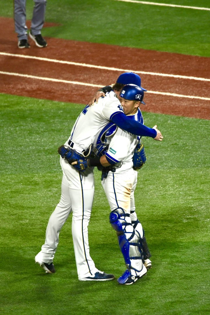 hamano_gin's tweet photo. 背伸びハグです
【20260925 ハマスタ】
#戸柱恭孝 #baystars #とばファン #とばラブ https://t.co/UsaDVpjuZn