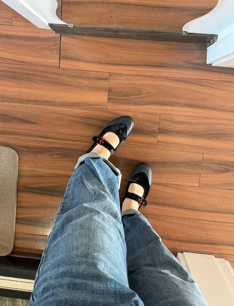 syaqcor's tweet photo. gak ngerti lagi sama VANS, Mary Jane nya selalu bikin gagal move on 😭
model lucu, masuk ke semua outfit, plus nyaman poll buat seharian 🥹🫶🏻 https://t.co/RDOwnC5v0Q