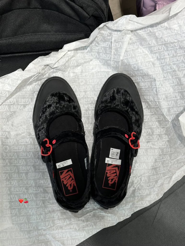 syaqcor's tweet photo. gak ngerti lagi sama VANS, Mary Jane nya selalu bikin gagal move on 😭
model lucu, masuk ke semua outfit, plus nyaman poll buat seharian 🥹🫶🏻 https://t.co/RDOwnC5v0Q