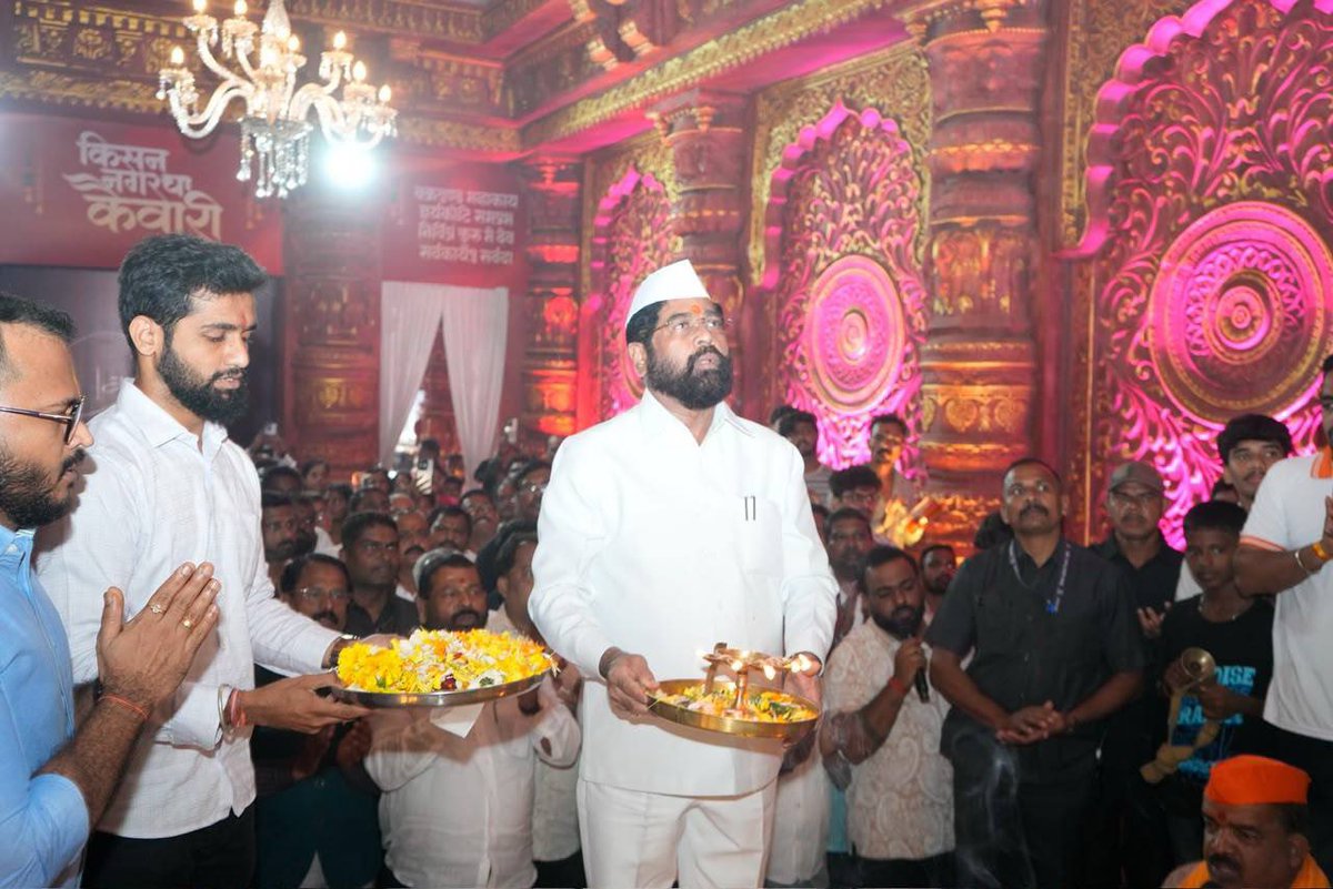 mieknathshinde's tweet photo. 📍 #ठाणे |

निरोप घेतो देवा आता आज्ञा असावी...
चुकले आमचे काही क्षमा असावी...

ठाण्यातील किसन नगर येथील जनजागृती सार्वजनिक गणेशोस्तव मंडळ आणि किसन नगर नंबर -२ सार्वजनिक गणेशोस्तव मंडळाच्या वतीने आयोजित केलेल्या श्री गणेशाची उत्तरपूजा आज संपन्न झाली. यावेळी गणपती बाप्पाची भक्तीभावाने आरती करण्यात आली. 

श्री गणेशाचे आशीर्वाद सदैव सोबत रहावे, सर्वांच्या आयुष्यात सुख, समृद्धी, भरभराट, आनंद यावा तसेच सर्वांच्या दुःख, अडचणी, चिंता दूर व्हाव्यात. काही चुकले माकले असल्यास देवा गजाननाने क्षमा करावी असे सांगत साश्रू नयनांनी त्याला निरोप दिला. 

यावेळी शिवसेनेच्या वतीने बाळगोपाळांना मोफत वडा पाव वाटप करण्यात येते. या वडा पाव स्टॉलला भेट देऊन सर्वांना वडा पावचे वाटप केले. 

यावेळी मंडळाचे कार्याध्यक्ष ज्येष्ठ नगरसेवक राम रेपाळे, नगरसेवक प्रकाश शिंदे, विभागप्रमुख सुनील मोरे तसेच #शिवसेना लोकप्रतिनिधी, पदाधिकारी, शिवसैनिक, मंडळाचे कार्यकर्ते व भक्तगण मोठ्या संख्येने उपस्थित होते.

#Shivsena #Thane #गणपती #बाप्पा #मोरया #गणेशोत्सव२०२६ #Ganeshotsav2026 #EknathShinde #Maharashtra