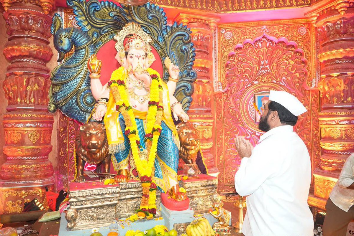 mieknathshinde's tweet photo. 📍 #ठाणे |

निरोप घेतो देवा आता आज्ञा असावी...
चुकले आमचे काही क्षमा असावी...

ठाण्यातील किसन नगर येथील जनजागृती सार्वजनिक गणेशोस्तव मंडळ आणि किसन नगर नंबर -२ सार्वजनिक गणेशोस्तव मंडळाच्या वतीने आयोजित केलेल्या श्री गणेशाची उत्तरपूजा आज संपन्न झाली. यावेळी गणपती बाप्पाची भक्तीभावाने आरती करण्यात आली. 

श्री गणेशाचे आशीर्वाद सदैव सोबत रहावे, सर्वांच्या आयुष्यात सुख, समृद्धी, भरभराट, आनंद यावा तसेच सर्वांच्या दुःख, अडचणी, चिंता दूर व्हाव्यात. काही चुकले माकले असल्यास देवा गजाननाने क्षमा करावी असे सांगत साश्रू नयनांनी त्याला निरोप दिला. 

यावेळी शिवसेनेच्या वतीने बाळगोपाळांना मोफत वडा पाव वाटप करण्यात येते. या वडा पाव स्टॉलला भेट देऊन सर्वांना वडा पावचे वाटप केले. 

यावेळी मंडळाचे कार्याध्यक्ष ज्येष्ठ नगरसेवक राम रेपाळे, नगरसेवक प्रकाश शिंदे, विभागप्रमुख सुनील मोरे तसेच #शिवसेना लोकप्रतिनिधी, पदाधिकारी, शिवसैनिक, मंडळाचे कार्यकर्ते व भक्तगण मोठ्या संख्येने उपस्थित होते.

#Shivsena #Thane #गणपती #बाप्पा #मोरया #गणेशोत्सव२०२६ #Ganeshotsav2026 #EknathShinde #Maharashtra