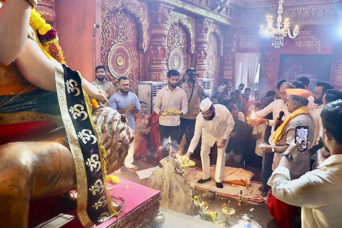 mieknathshinde's tweet photo. 📍 #ठाणे |

निरोप घेतो देवा आता आज्ञा असावी...
चुकले आमचे काही क्षमा असावी...

ठाण्यातील किसन नगर येथील जनजागृती सार्वजनिक गणेशोस्तव मंडळ आणि किसन नगर नंबर -२ सार्वजनिक गणेशोस्तव मंडळाच्या वतीने आयोजित केलेल्या श्री गणेशाची उत्तरपूजा आज संपन्न झाली. यावेळी गणपती बाप्पाची भक्तीभावाने आरती करण्यात आली. 

श्री गणेशाचे आशीर्वाद सदैव सोबत रहावे, सर्वांच्या आयुष्यात सुख, समृद्धी, भरभराट, आनंद यावा तसेच सर्वांच्या दुःख, अडचणी, चिंता दूर व्हाव्यात. काही चुकले माकले असल्यास देवा गजाननाने क्षमा करावी असे सांगत साश्रू नयनांनी त्याला निरोप दिला. 

यावेळी शिवसेनेच्या वतीने बाळगोपाळांना मोफत वडा पाव वाटप करण्यात येते. या वडा पाव स्टॉलला भेट देऊन सर्वांना वडा पावचे वाटप केले. 

यावेळी मंडळाचे कार्याध्यक्ष ज्येष्ठ नगरसेवक राम रेपाळे, नगरसेवक प्रकाश शिंदे, विभागप्रमुख सुनील मोरे तसेच #शिवसेना लोकप्रतिनिधी, पदाधिकारी, शिवसैनिक, मंडळाचे कार्यकर्ते व भक्तगण मोठ्या संख्येने उपस्थित होते.

#Shivsena #Thane #गणपती #बाप्पा #मोरया #गणेशोत्सव२०२६ #Ganeshotsav2026 #EknathShinde #Maharashtra