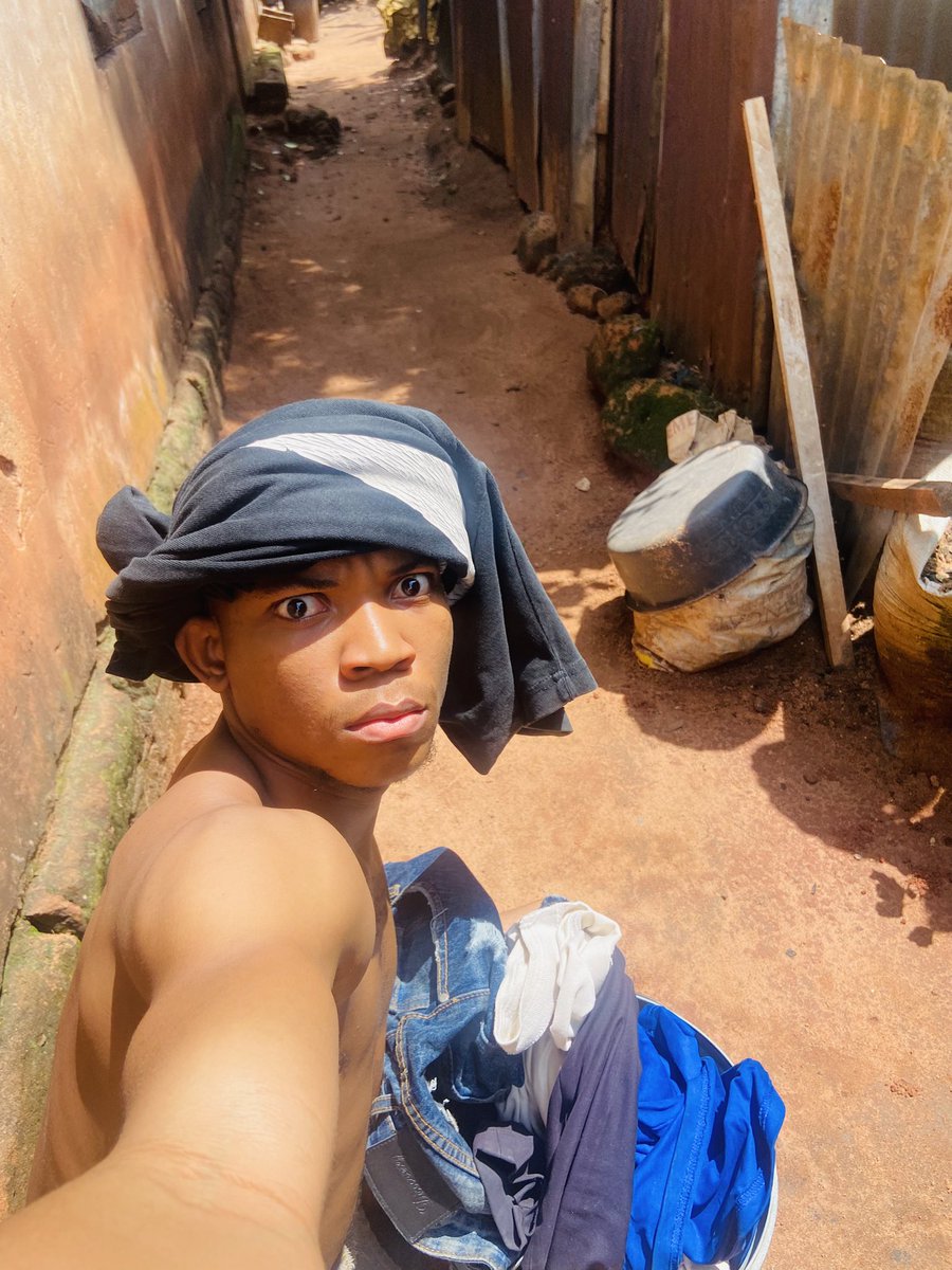 Pascaldey4you's tweet photo. The way Airtel dey take drink my Data like pure water this days eeh it need to be studied, make i wash clothe finish first make i come break this sim card I’m tired😒 https://t.co/YycocFuQ0T