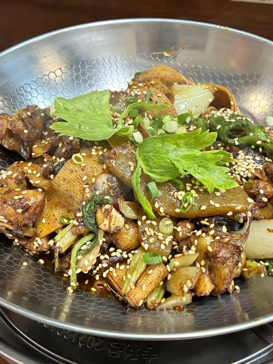 HitoshiKamikubo's tweet photo. 今夜は大国町最後なので、近所の四川料理の吉祥さんへ。

こちらの女将さんは中国の重慶出身で、日本は長いのです。いつもニコニコした気さくな人。
私が体調悪いとき、「これ食べるといいよ」と作ってくれたり、何かと面倒みがいいのです。いろいろ親切にしてもらいました。ありがとう！

#大国町吉祥 https://t.co/gp6Pp2eQwT
